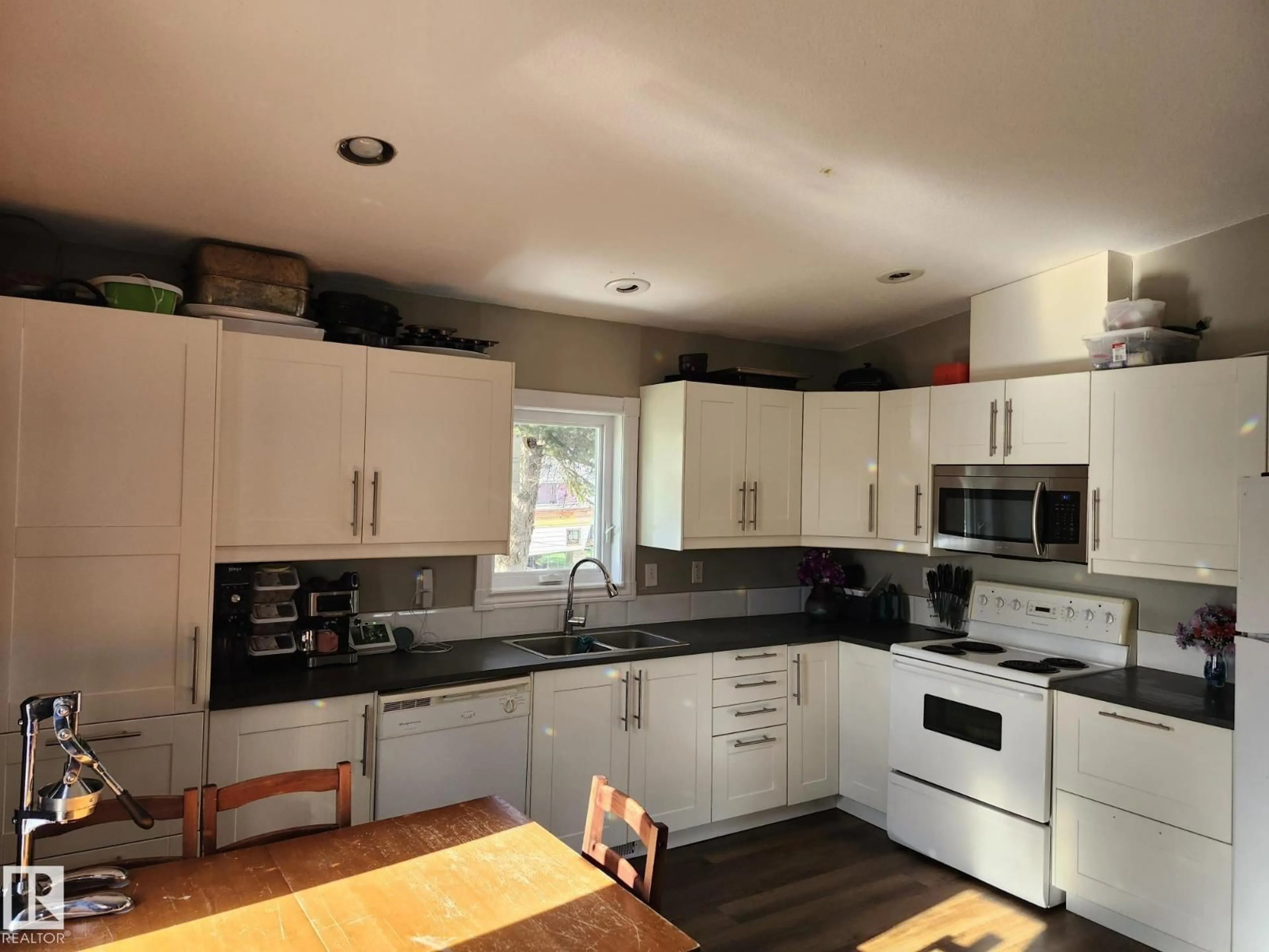 Open concept kitchen, unknown for 5273 50 ST, Mayerthorpe Alberta T0E1N0