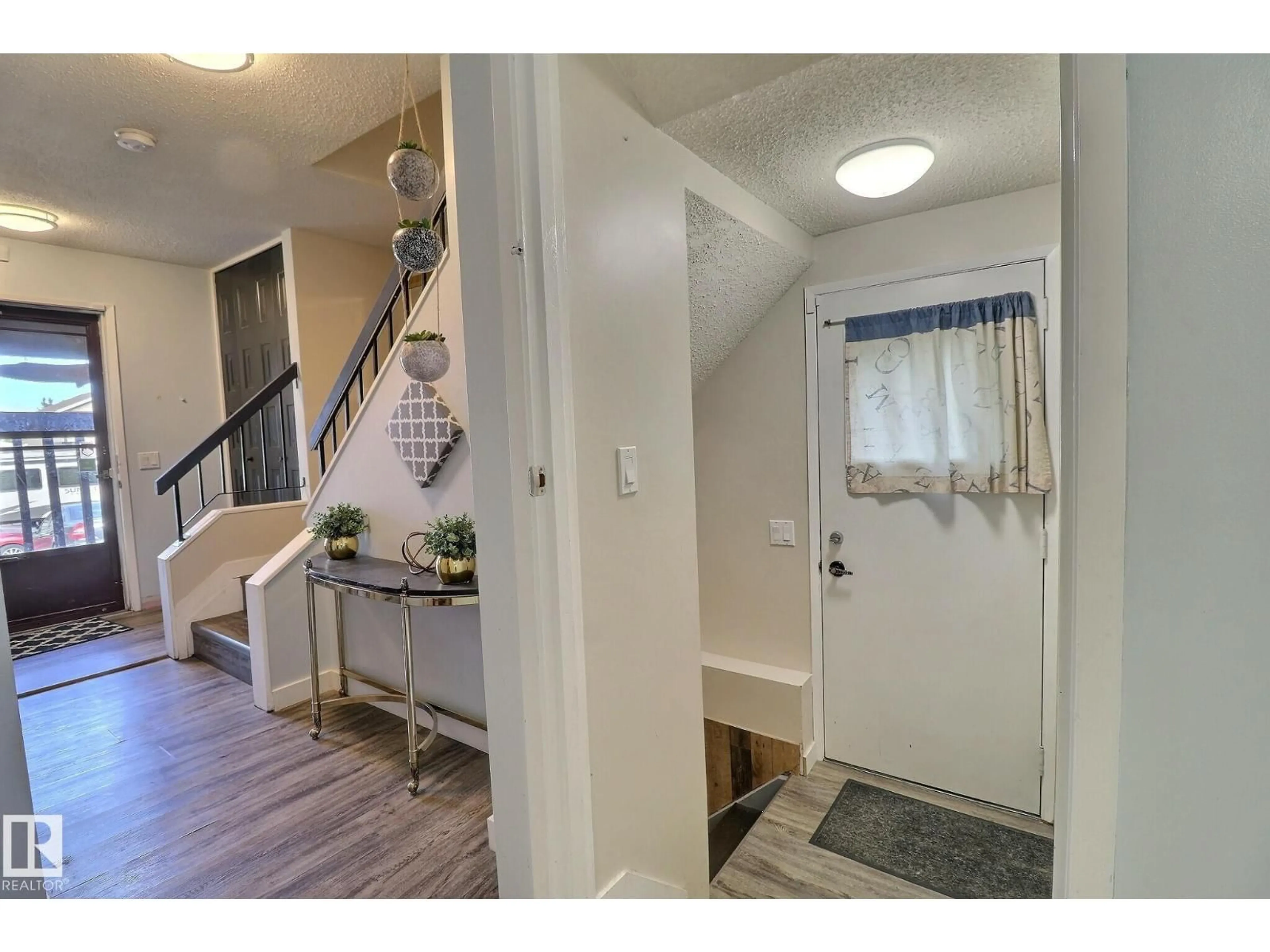 Indoor entryway for 5315 39 AV, Edmonton Alberta T6L1P3