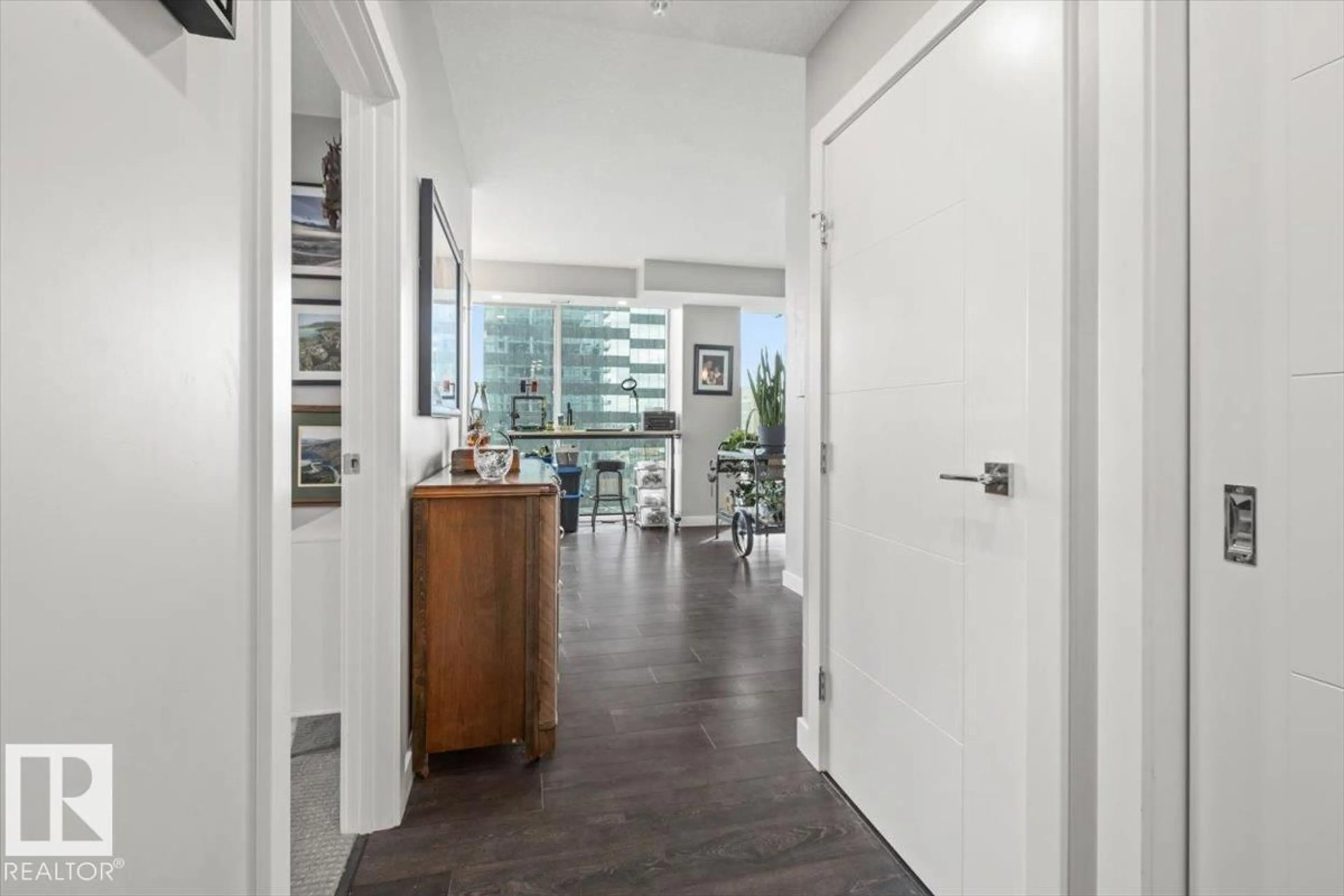 Indoor foyer for 1200 10180 103 ST NW, Edmonton Alberta T5J0L1