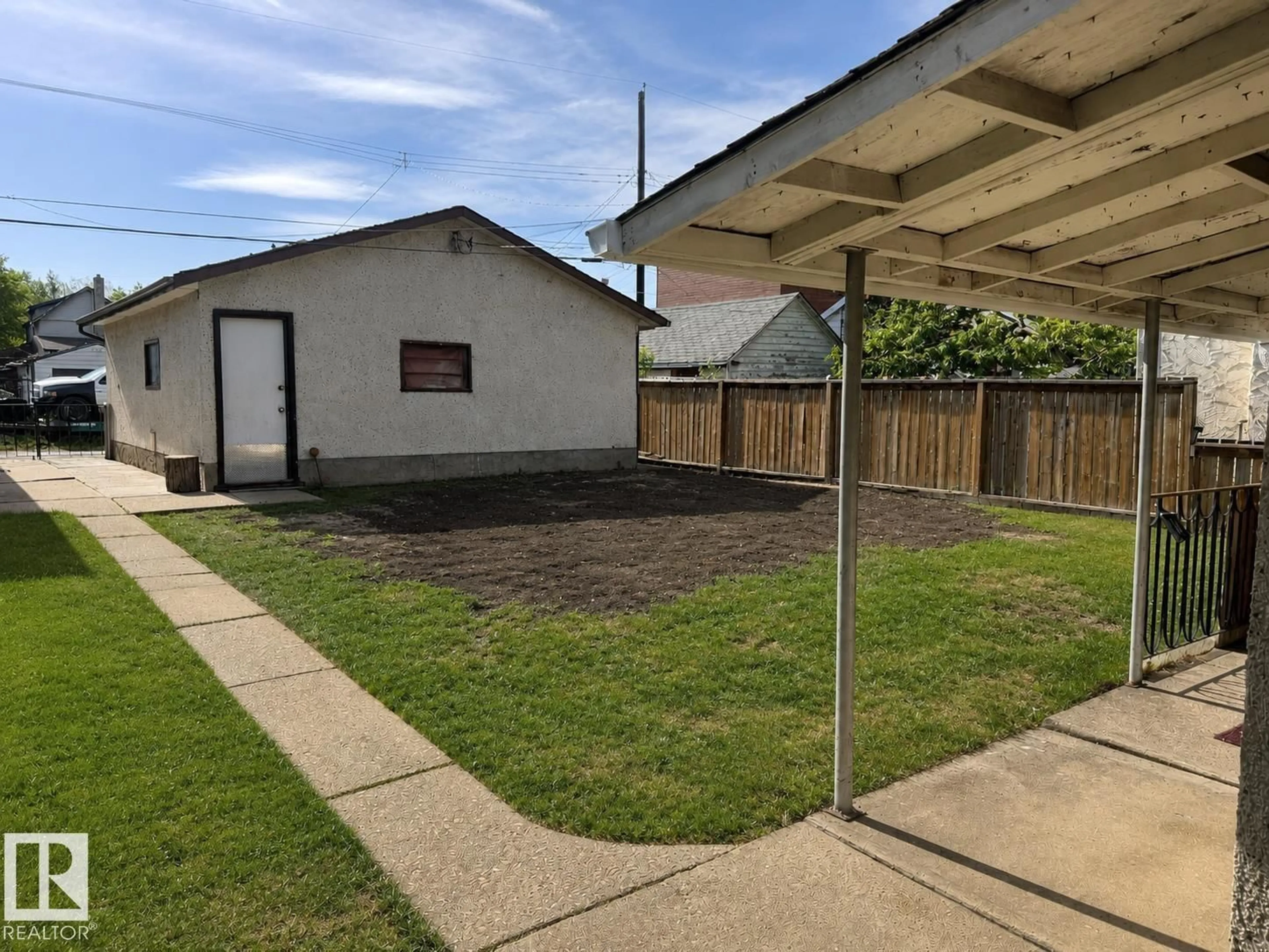 A pic from outside/outdoor area/front of a property/back of a property/a pic from drone, unknown for 12134 96 ST, Edmonton Alberta T5G1W1