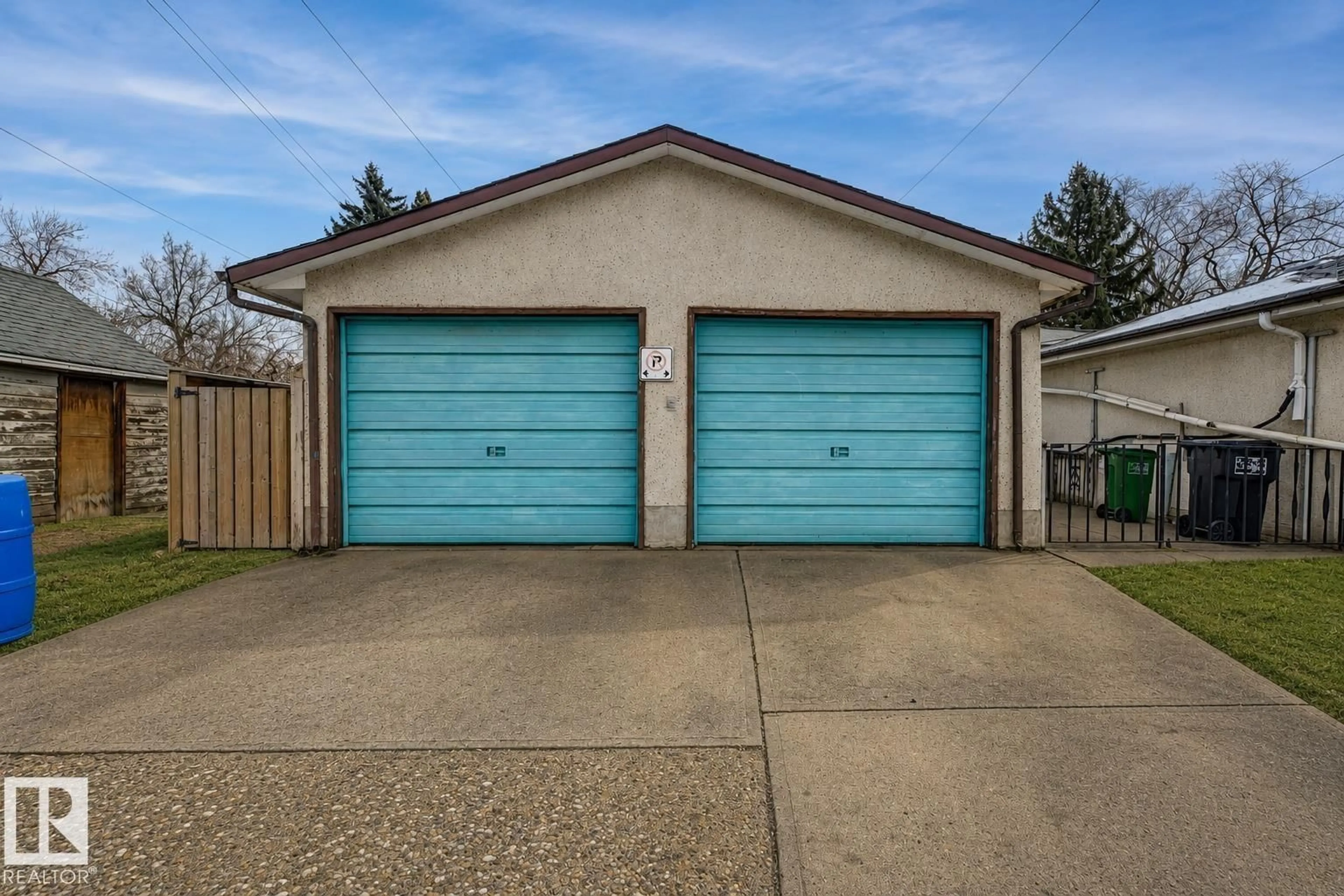 Indoor garage for 12134 96 ST, Edmonton Alberta T5G1W1