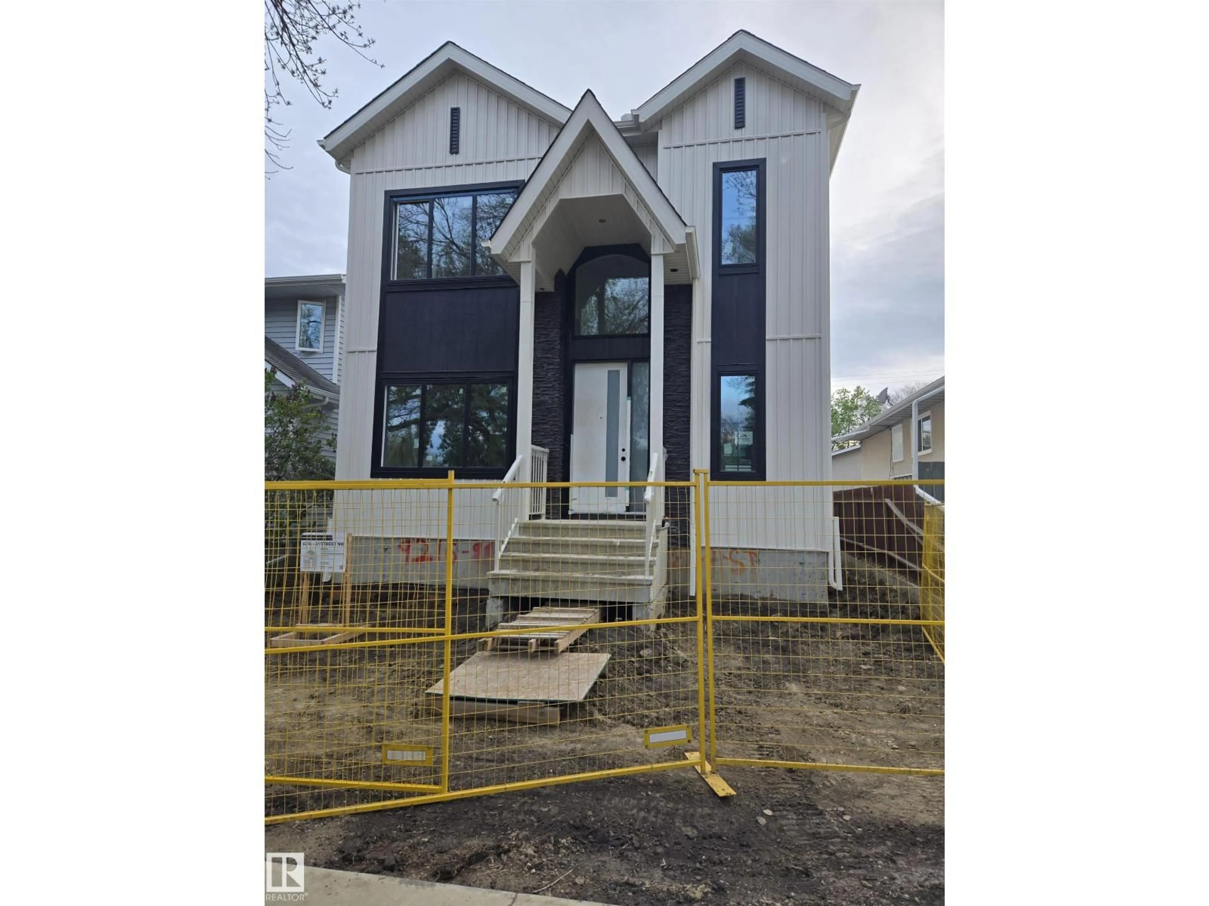 Home with vinyl exterior material, building for 9216 91 ST, Edmonton Alberta T6C3N8