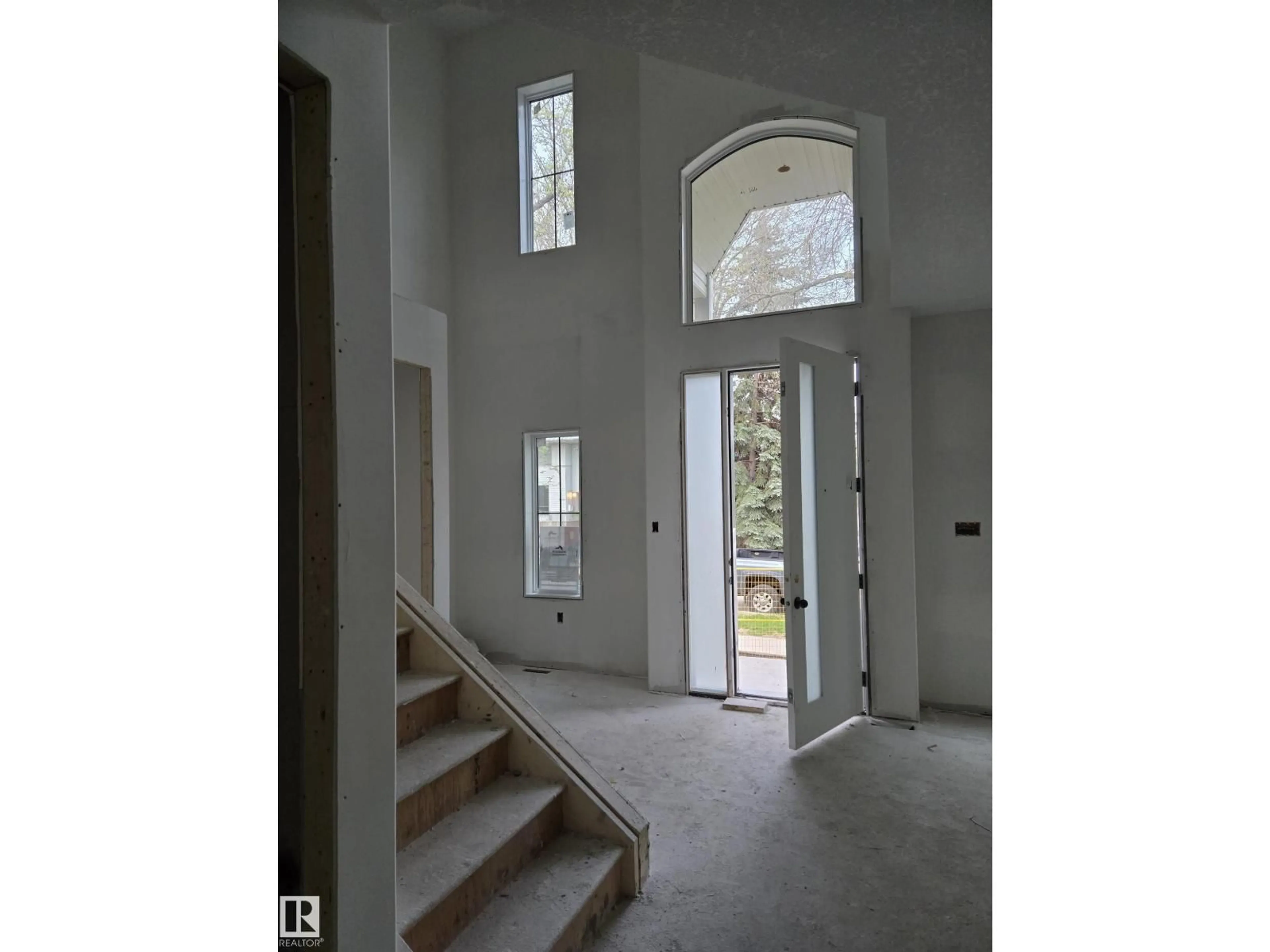 Indoor foyer for 9216 91 ST, Edmonton Alberta T6C3N8
