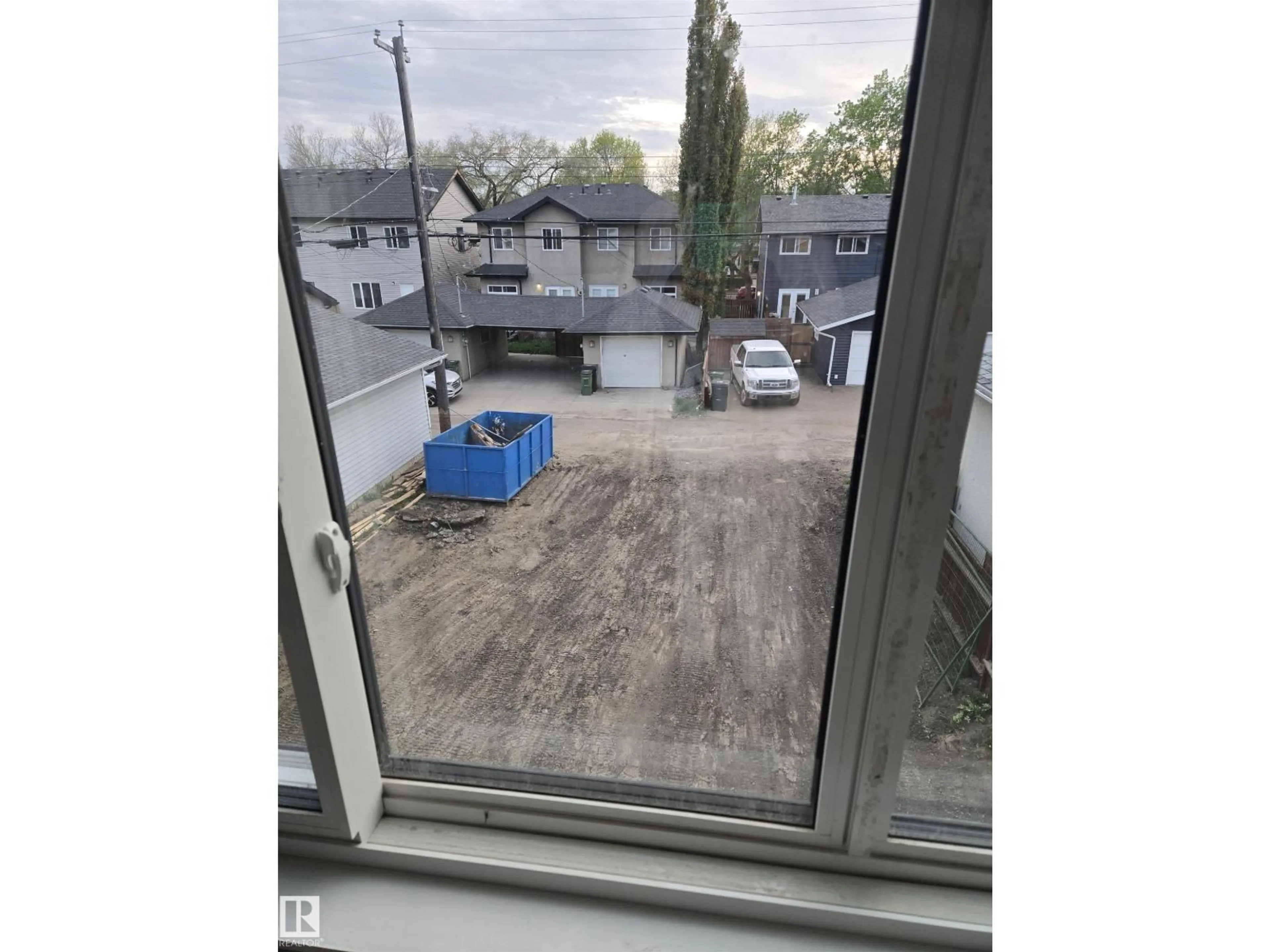 A pic of a room for 9216 91 ST, Edmonton Alberta T6C3N8