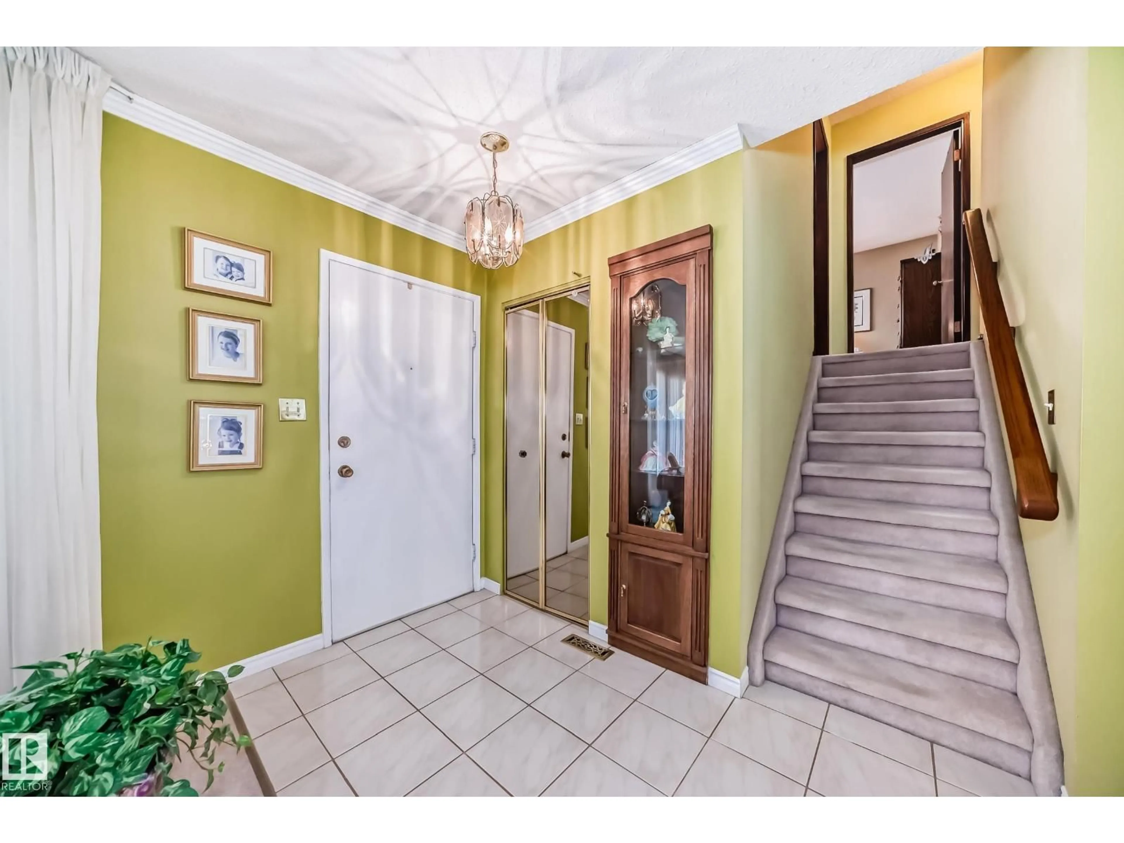 Indoor foyer for 17707 84 AV, Edmonton Alberta T5T0N5