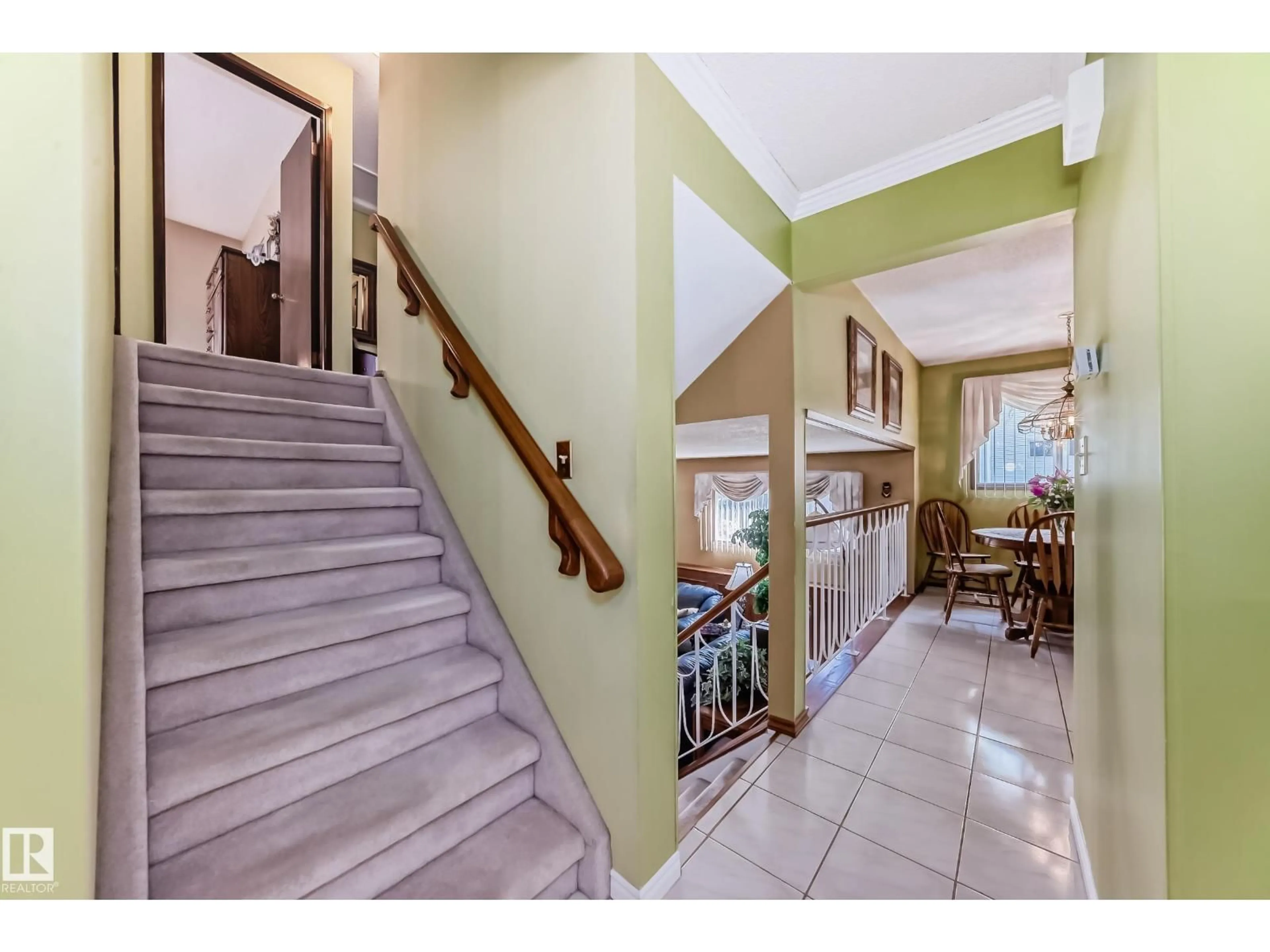 Indoor foyer for 17707 84 AV, Edmonton Alberta T5T0N5