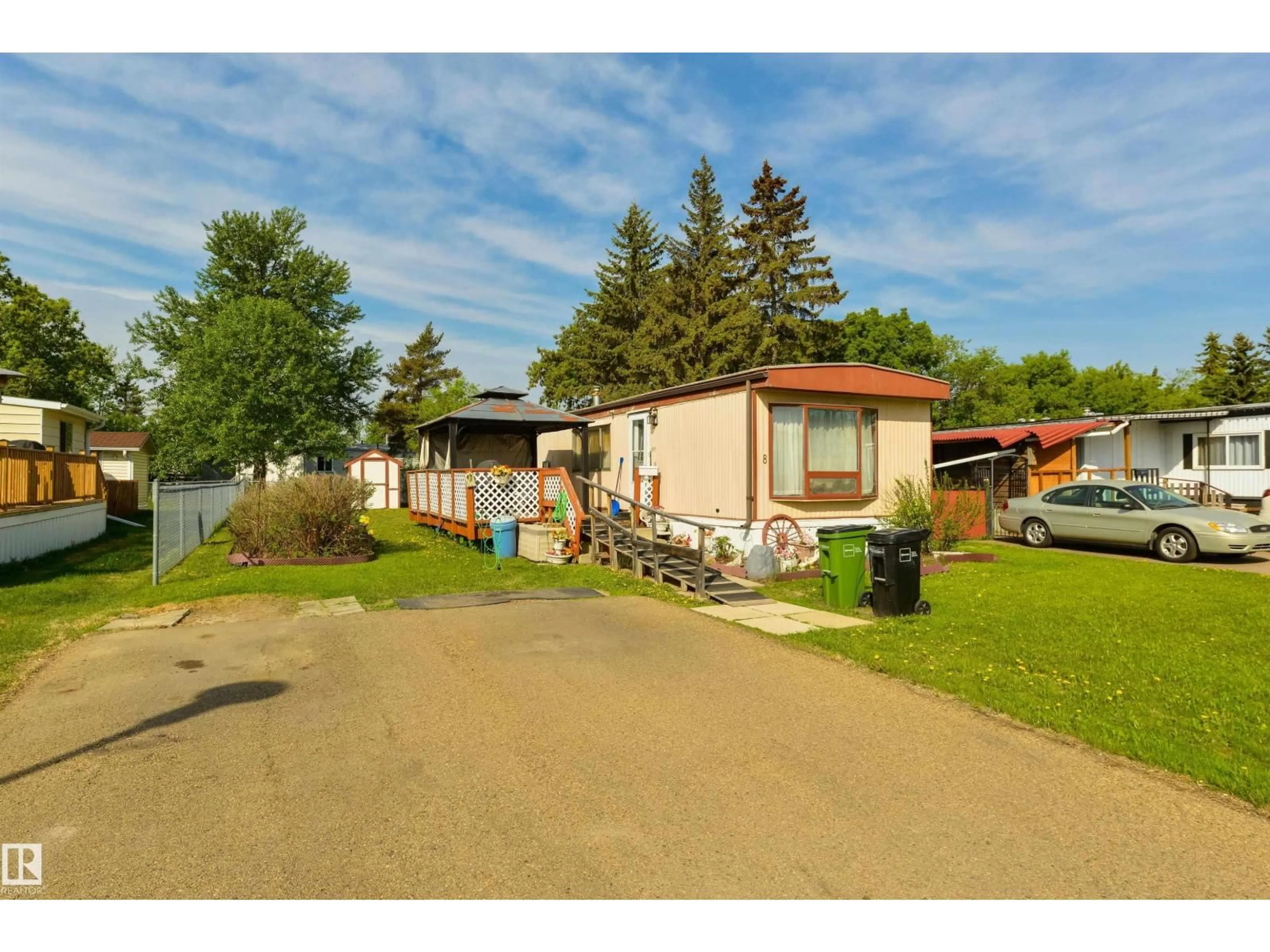 A pic from outside/outdoor area/front of a property/back of a property/a pic from drone, street for 8 KEYHOLE CR, Edmonton Alberta T6P1B7