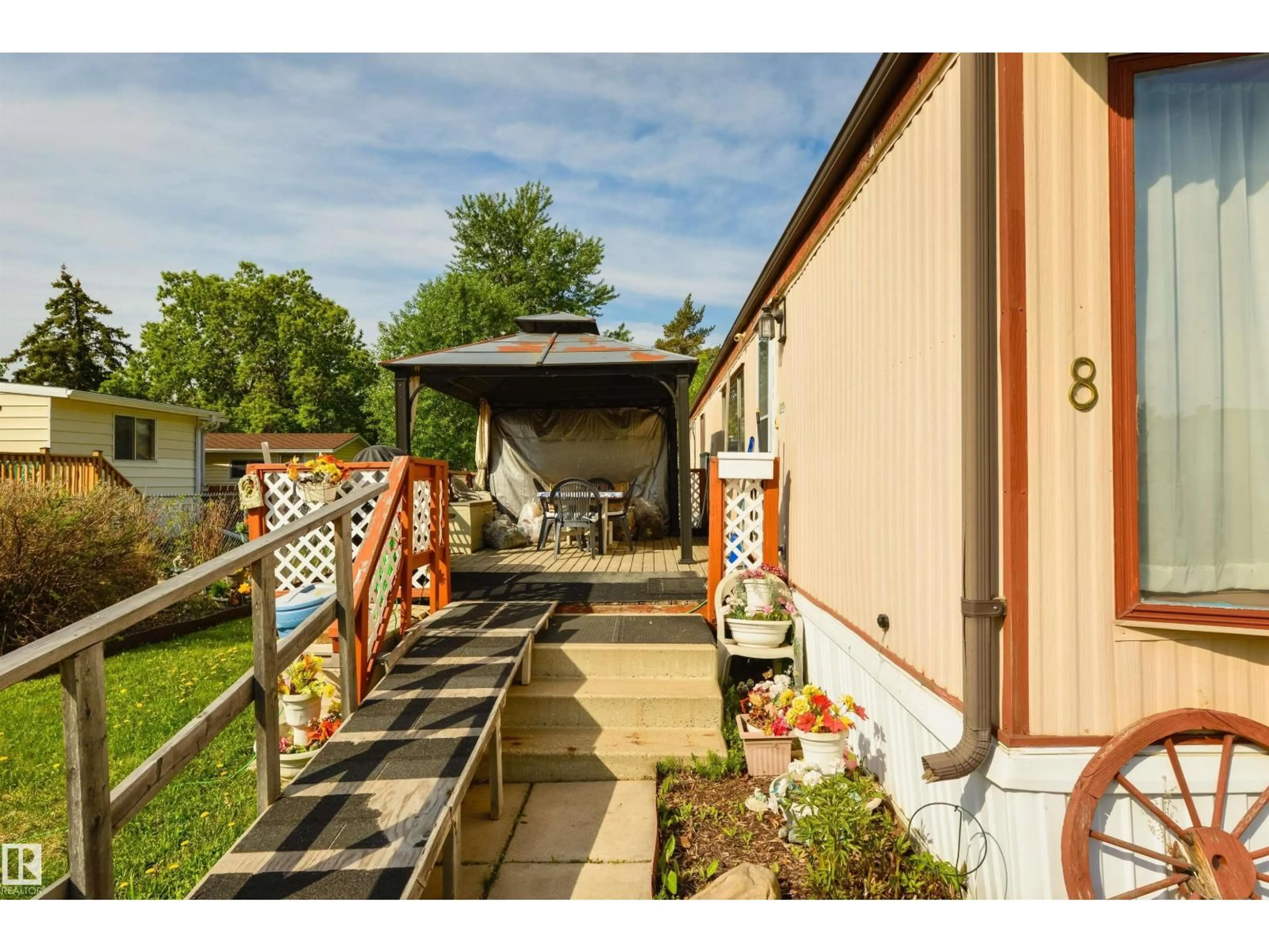 Patio, street for 8 KEYHOLE CR, Edmonton Alberta T6P1B7