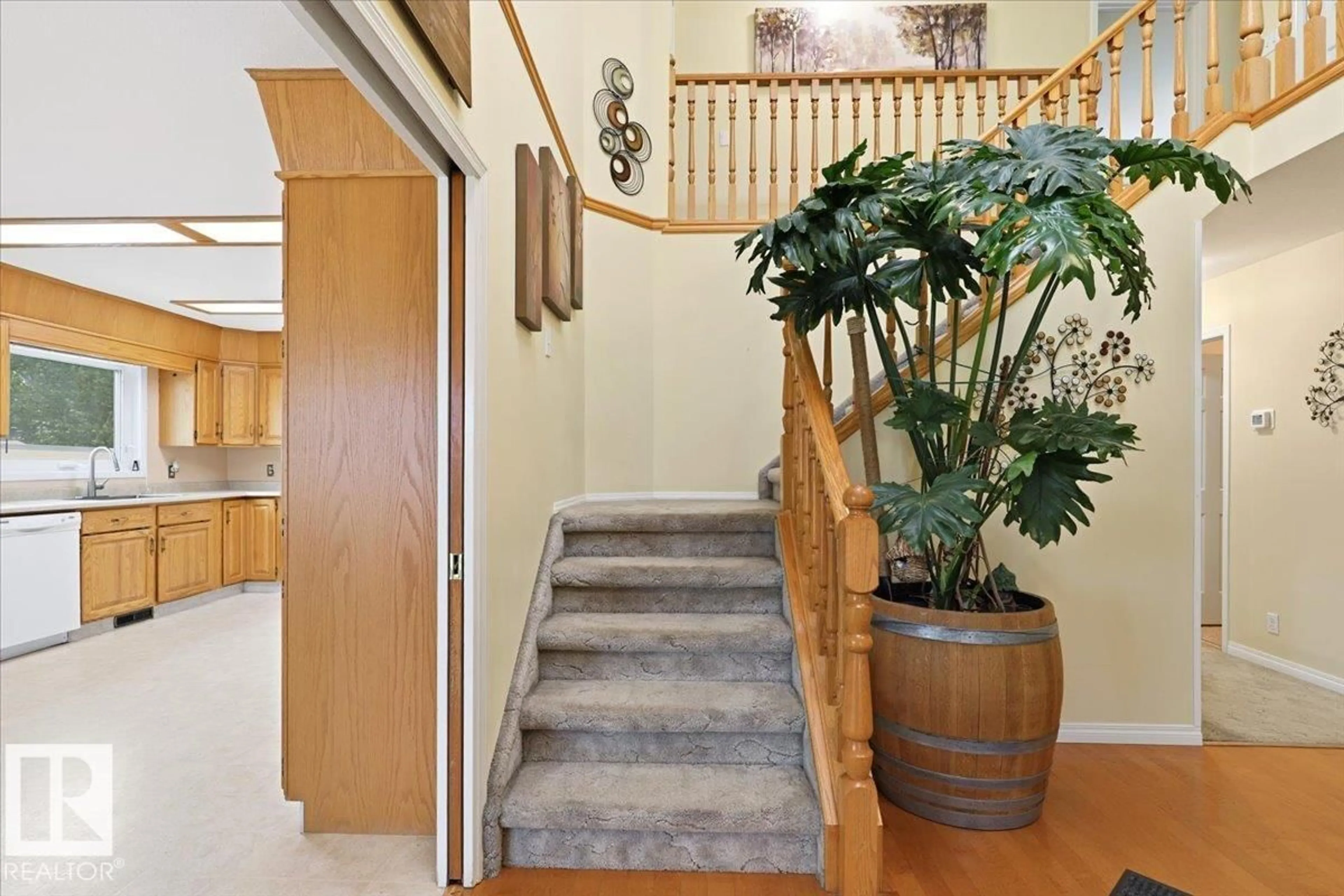 Indoor foyer for 216 PARKALLEN WY, Wetaskiwin Alberta T9A3J4