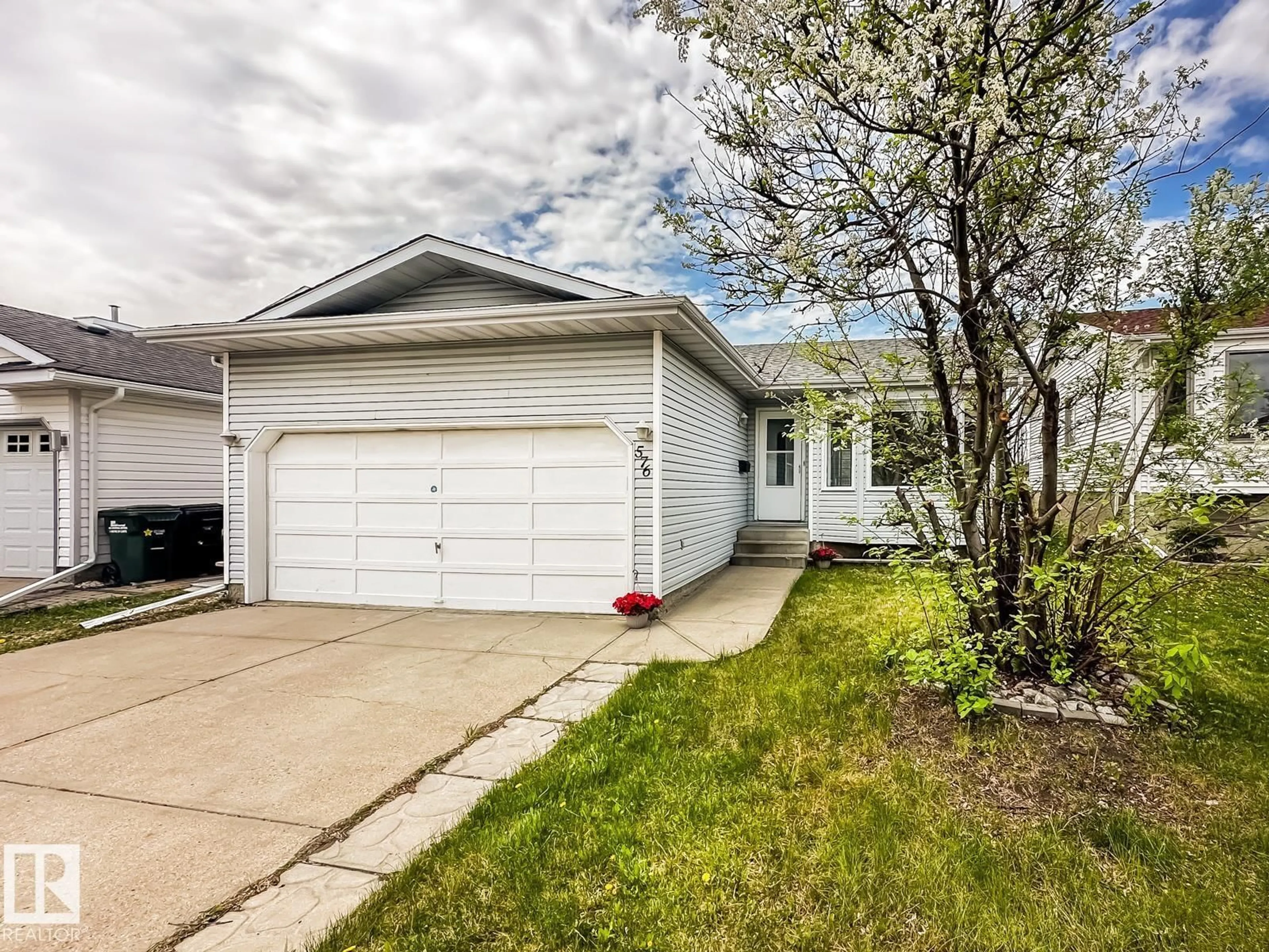Home with vinyl exterior material, street for 576 RAINBOW CR, Sherwood Park Alberta T8A5N6
