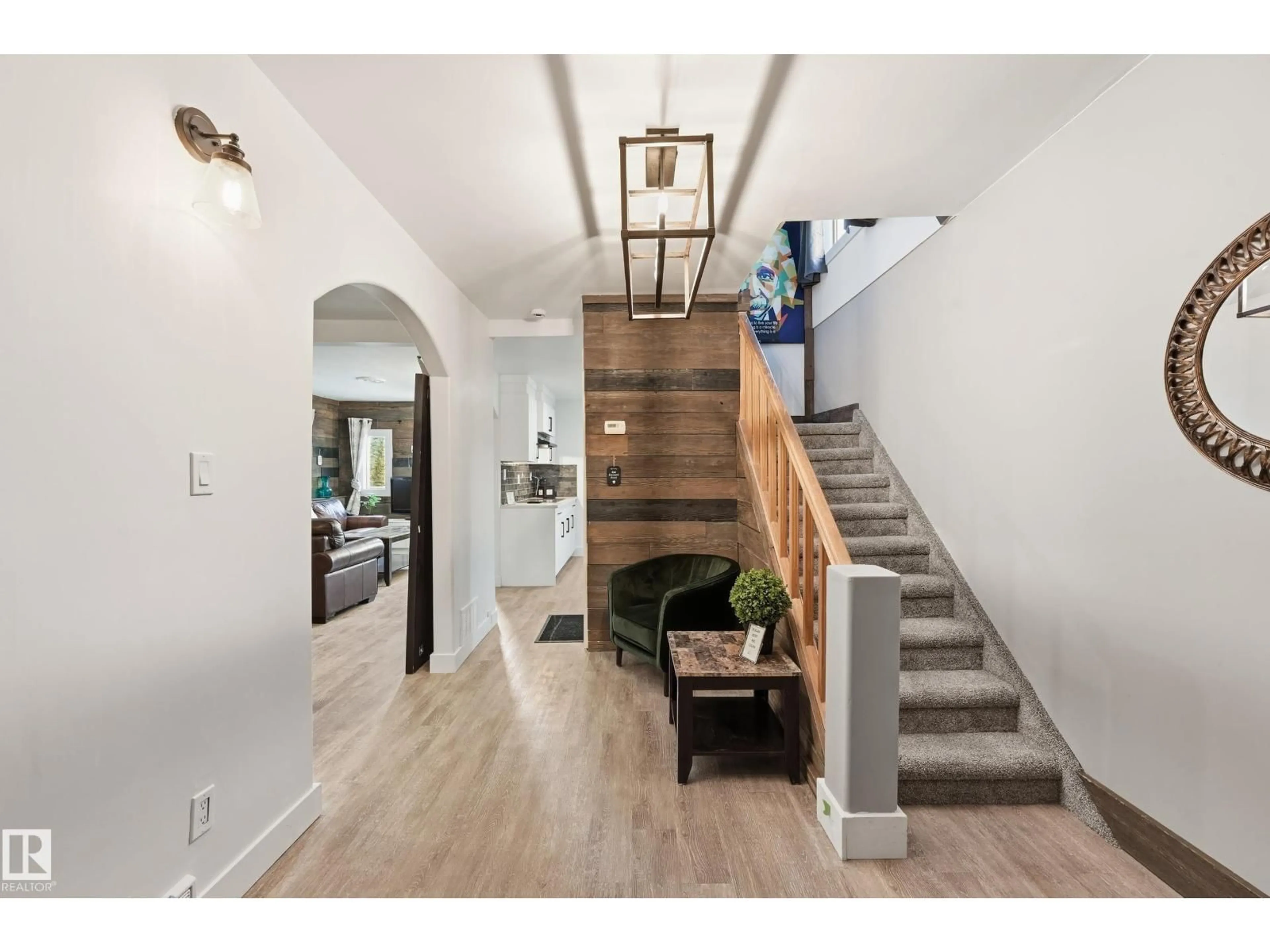 Indoor entryway for 10656 93 ST, Edmonton Alberta T5H1X9