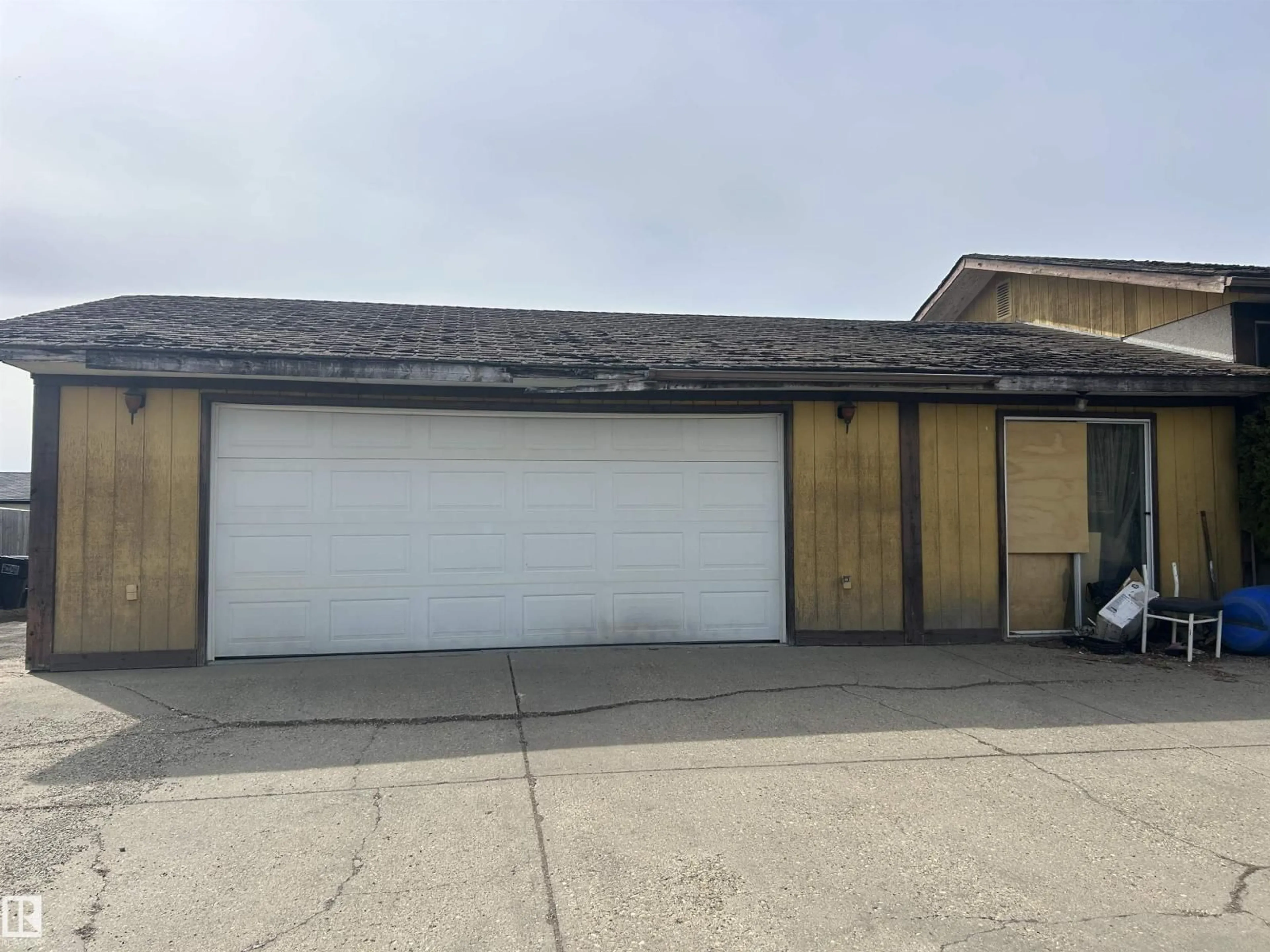 Indoor garage for 15020 116 ST, Edmonton Alberta T5X1L1