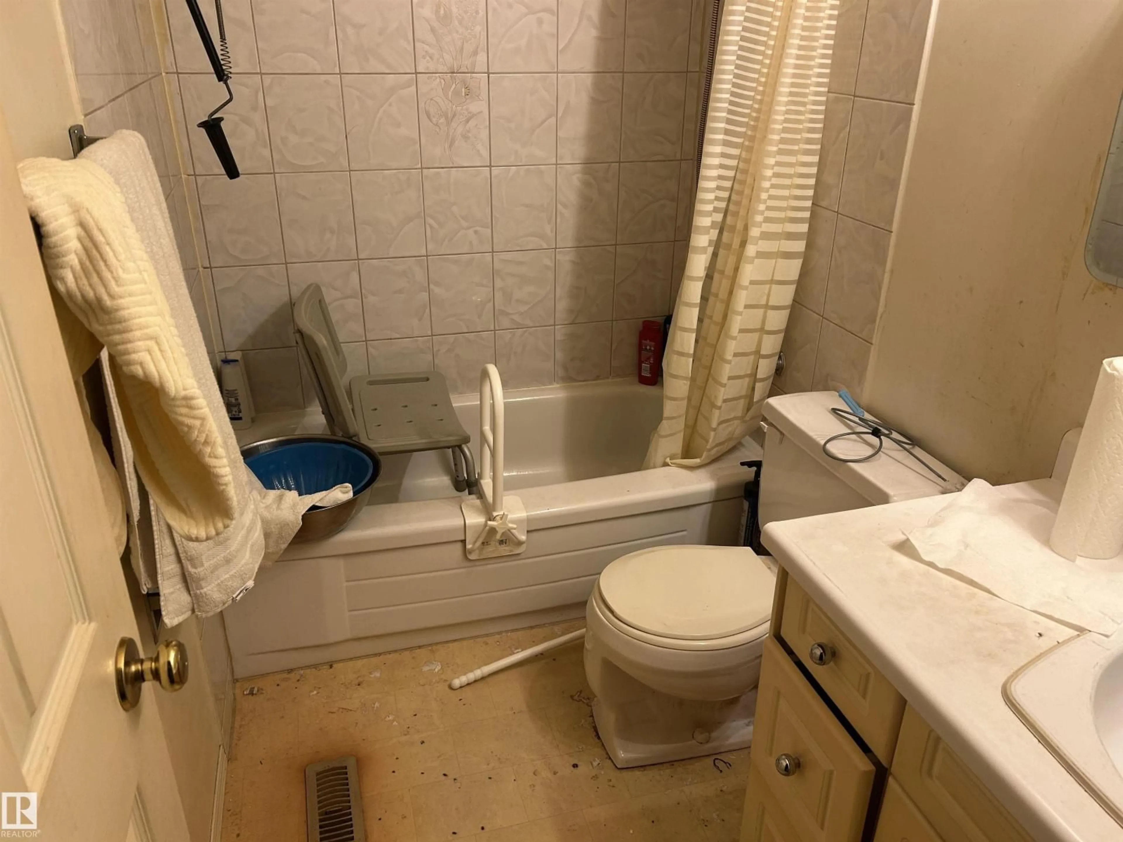 A pic of a room for 15020 116 ST, Edmonton Alberta T5X1L1