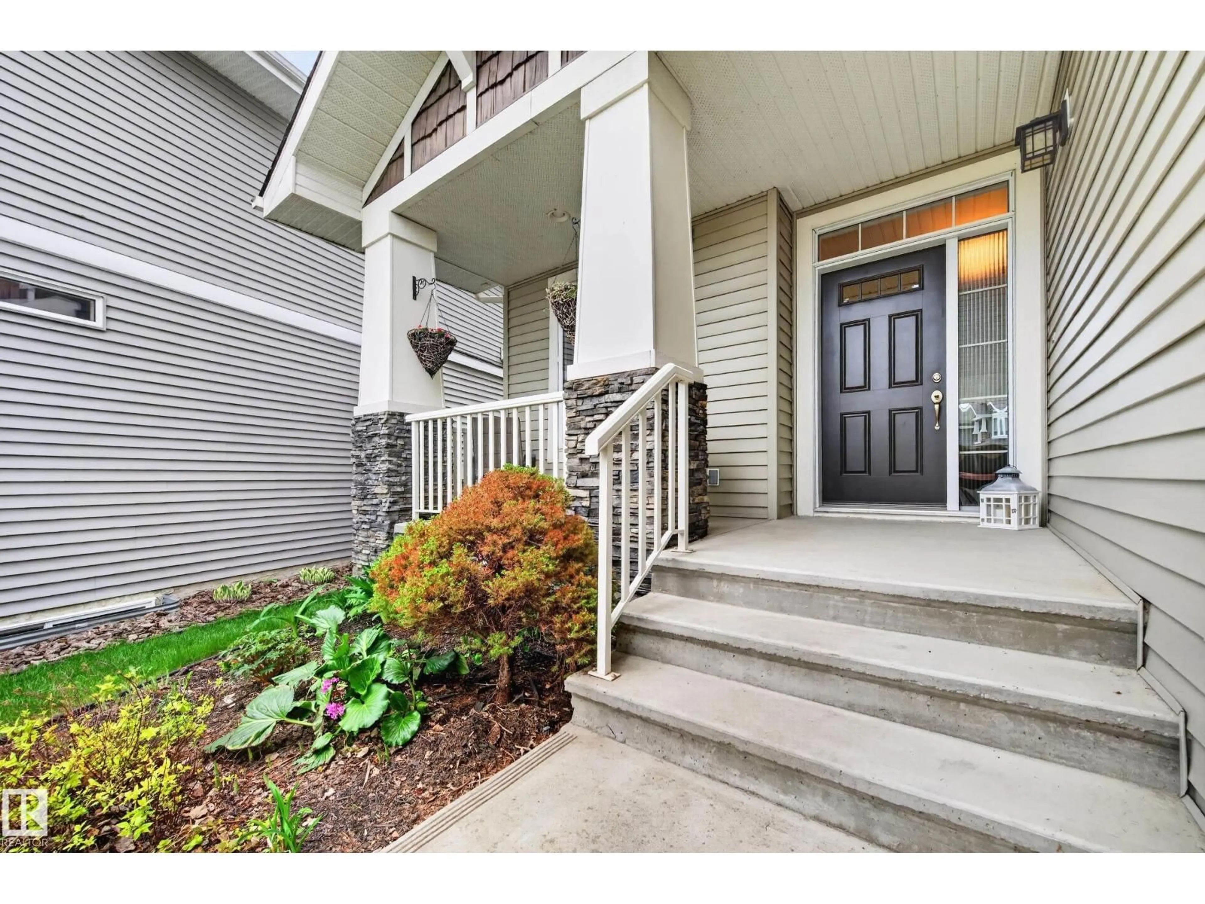 Indoor entryway for 21147 48 AV, Edmonton Alberta T6M0G2