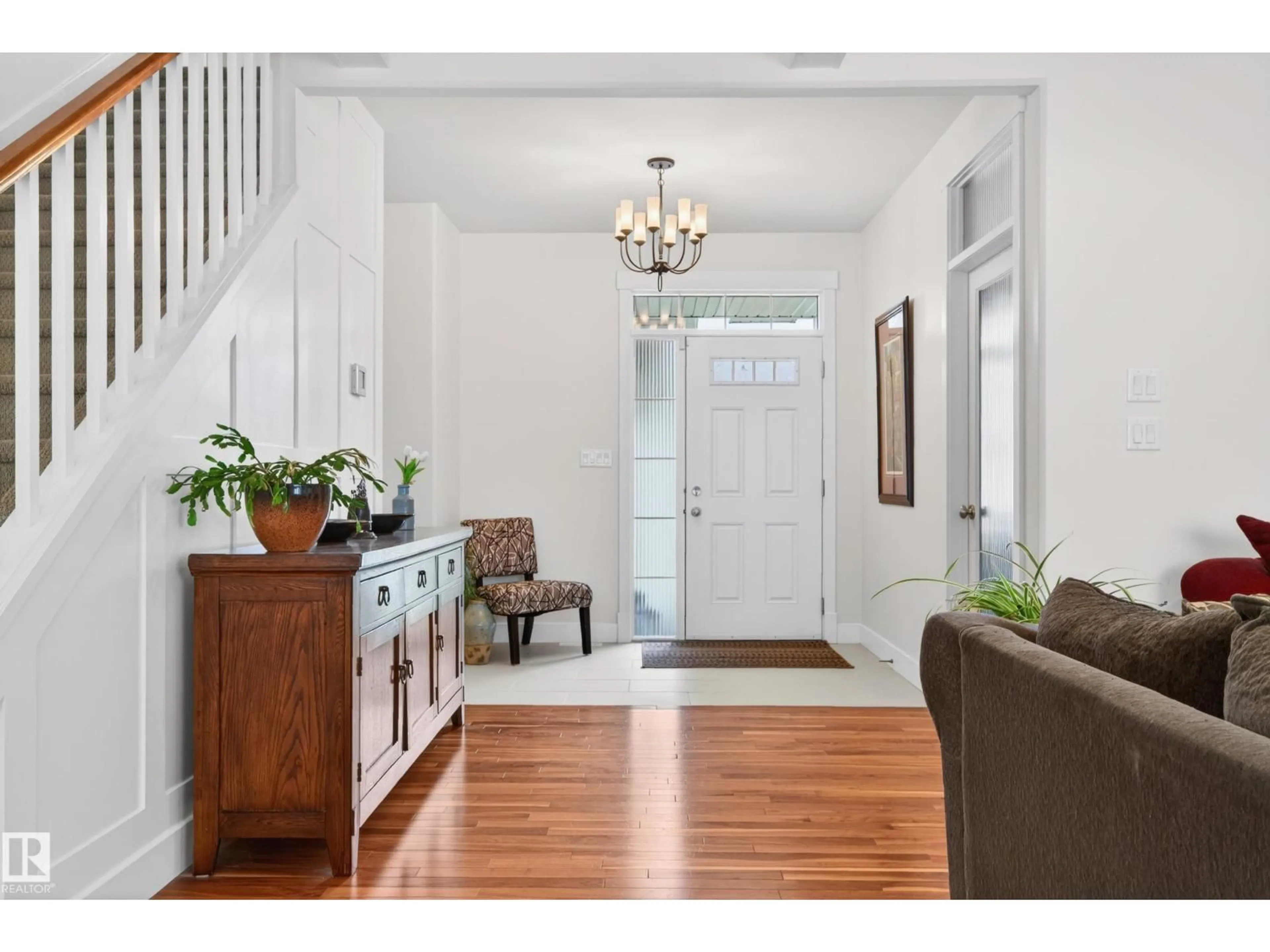 Indoor entryway for 21147 48 AV, Edmonton Alberta T6M0G2