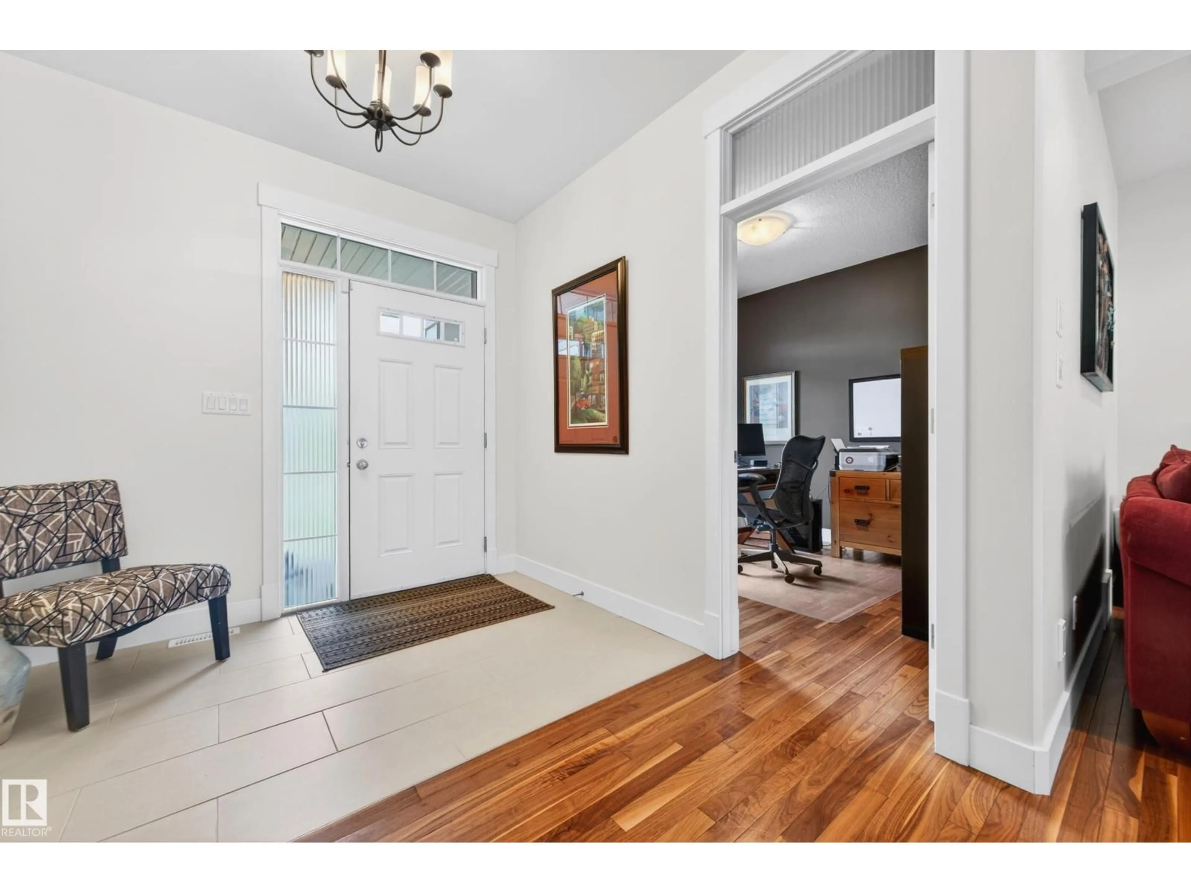 Indoor entryway for 21147 48 AV, Edmonton Alberta T6M0G2
