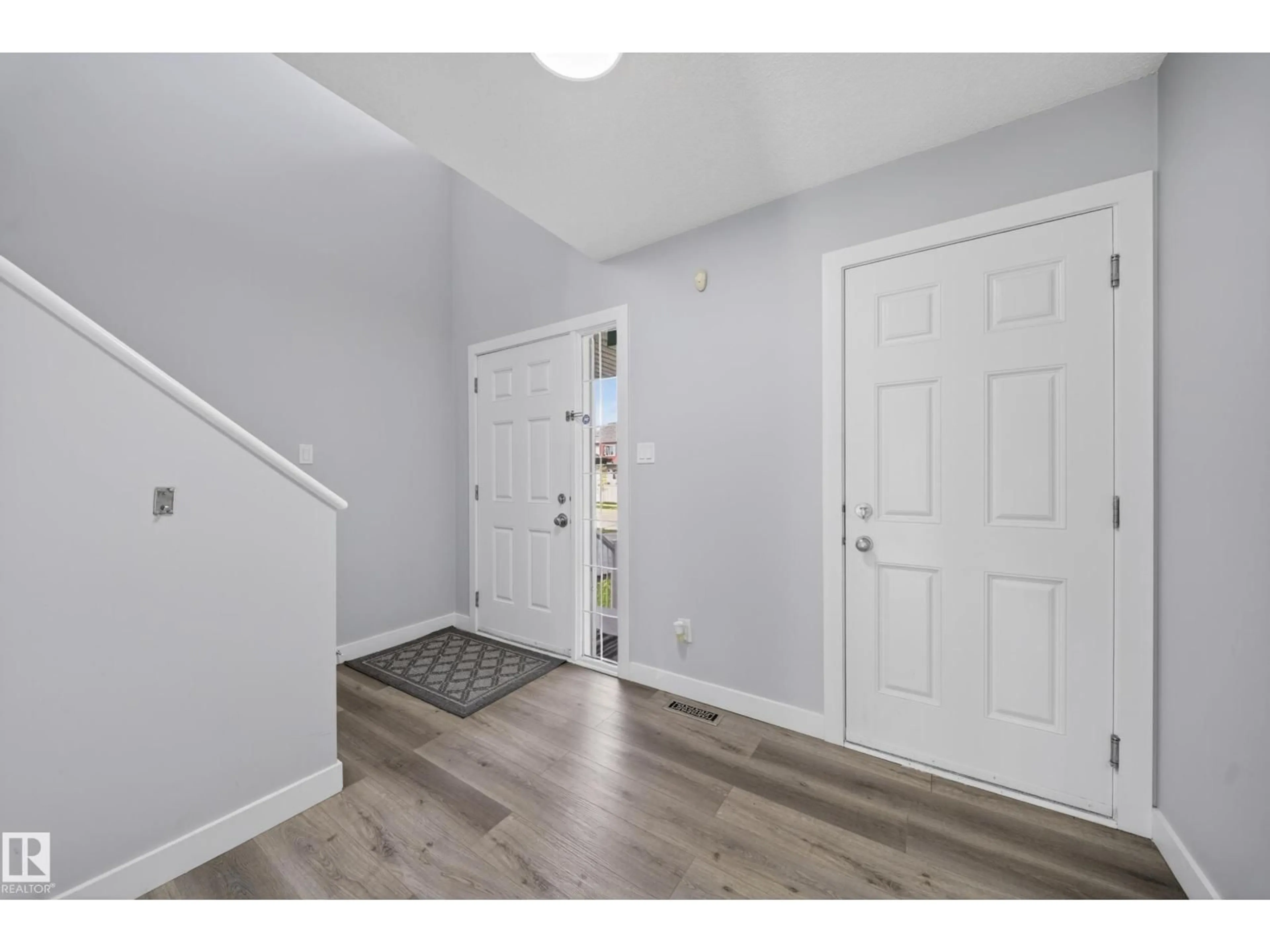 Indoor entryway for 3752 12 ST, Edmonton Alberta T6T0E6