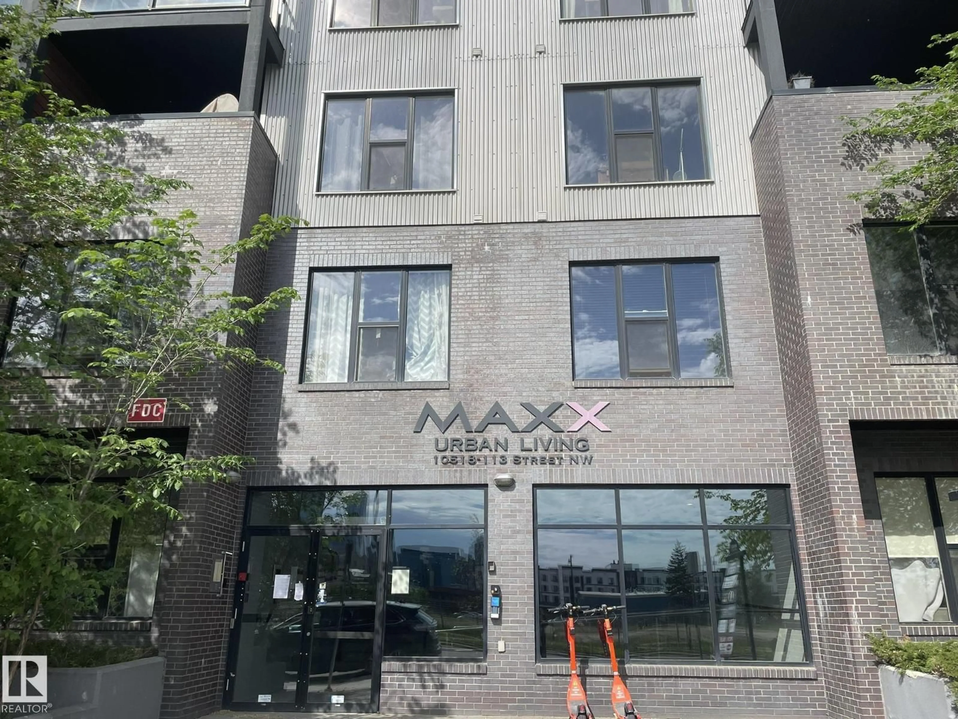 Indoor foyer for #504 - 10518 113 ST, Edmonton Alberta T5H0C6