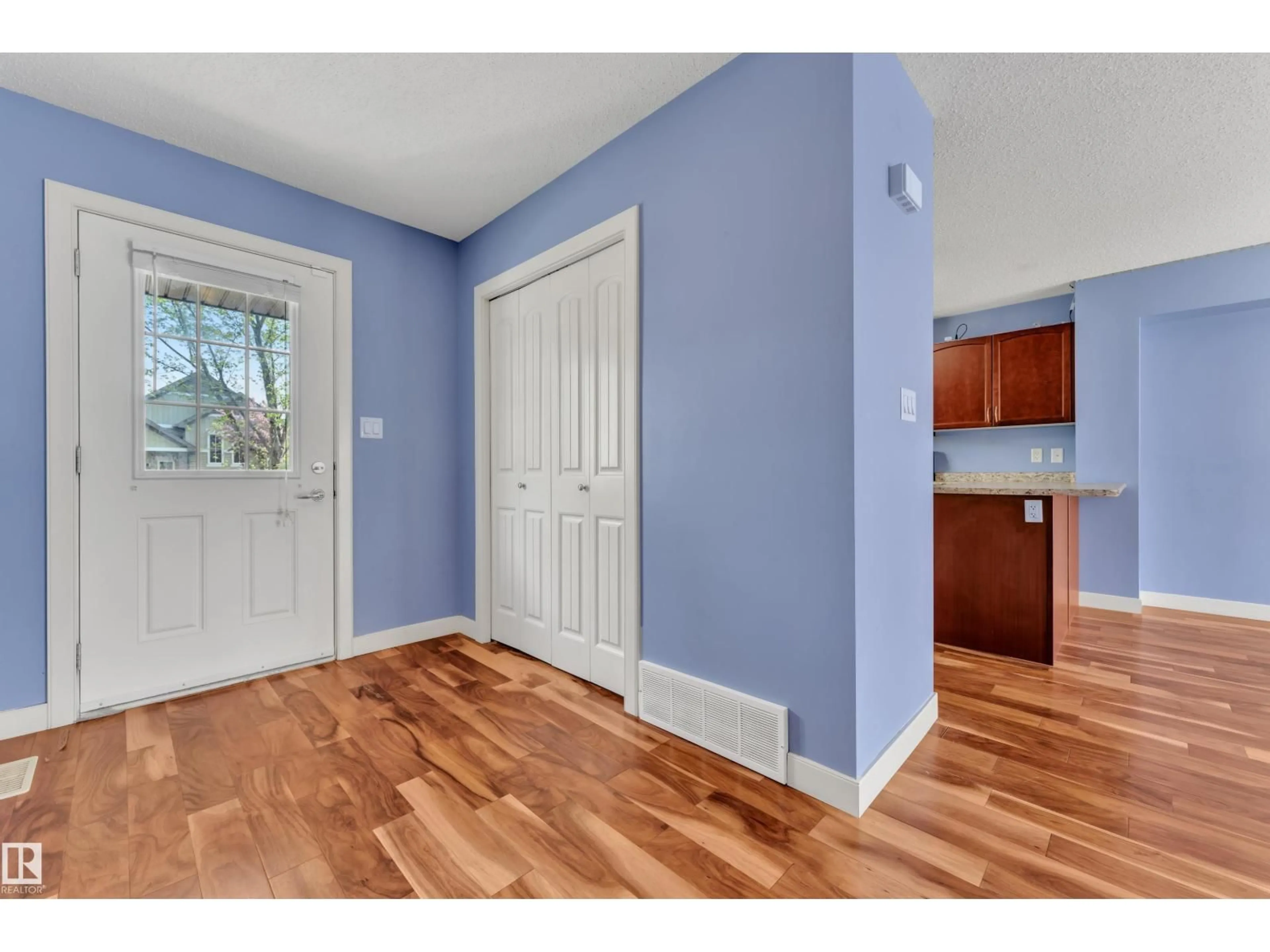 Indoor entryway for 432 WATT BV, Edmonton Alberta T6X0P6