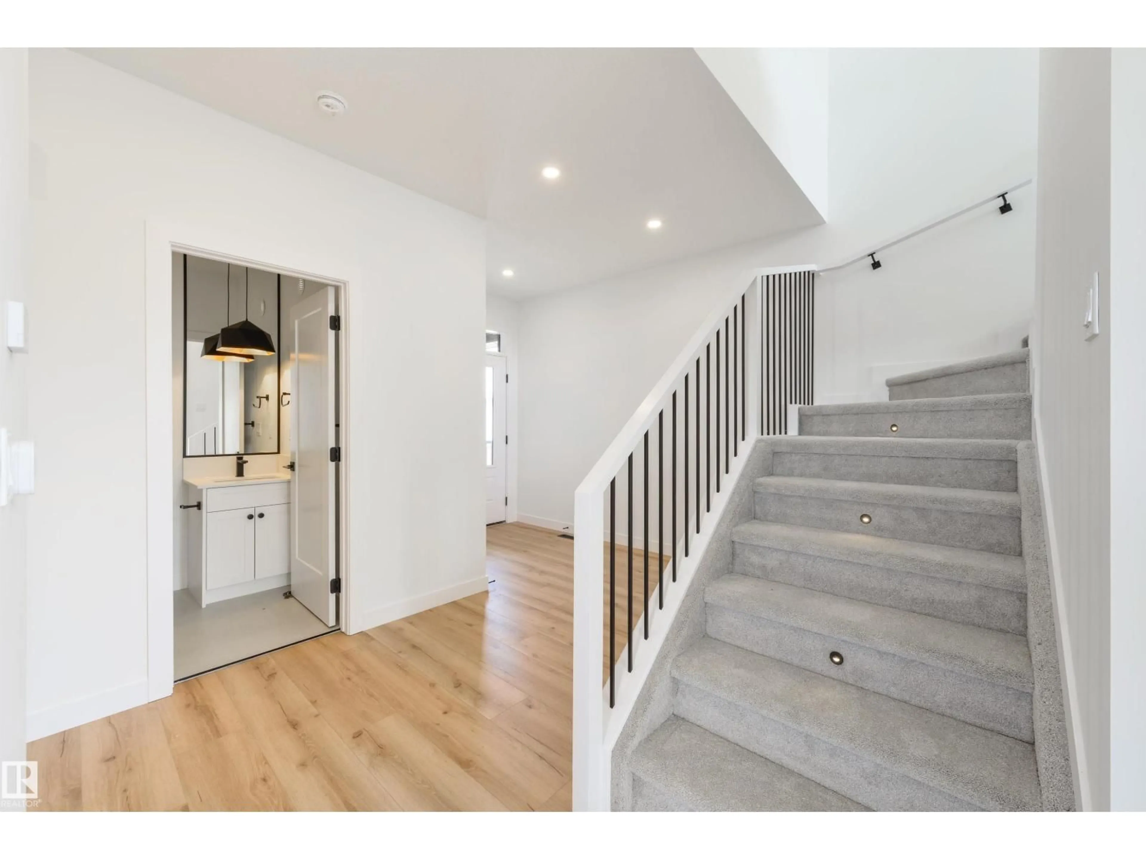 Indoor entryway for NW - 1305 HAWKS RIDGE LINK, Edmonton Alberta T5S0M2