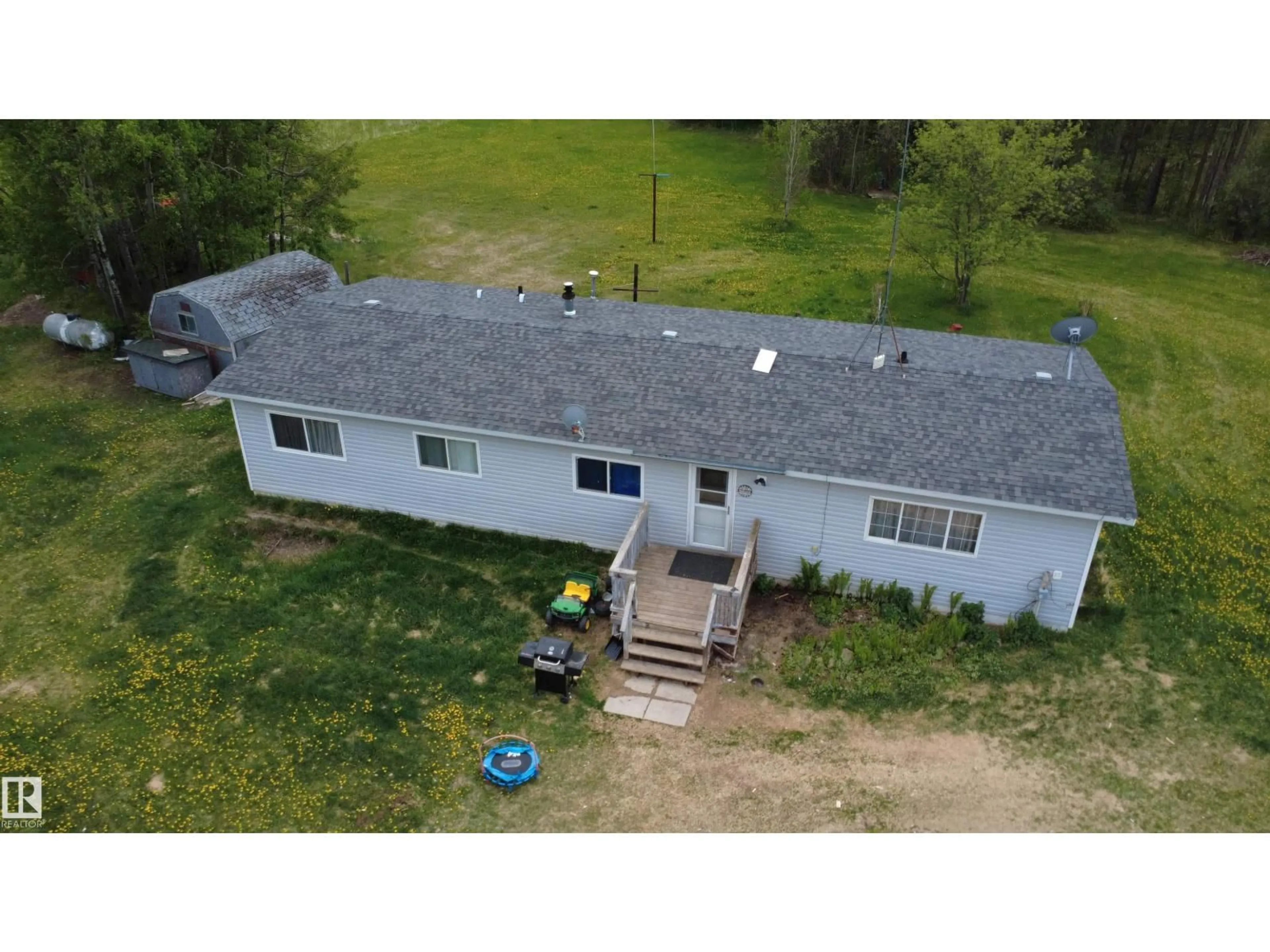 A pic from outside/outdoor area/front of a property/back of a property/a pic from drone, building for 50521 HWY 22, Rural Brazeau County Alberta T7A2A2