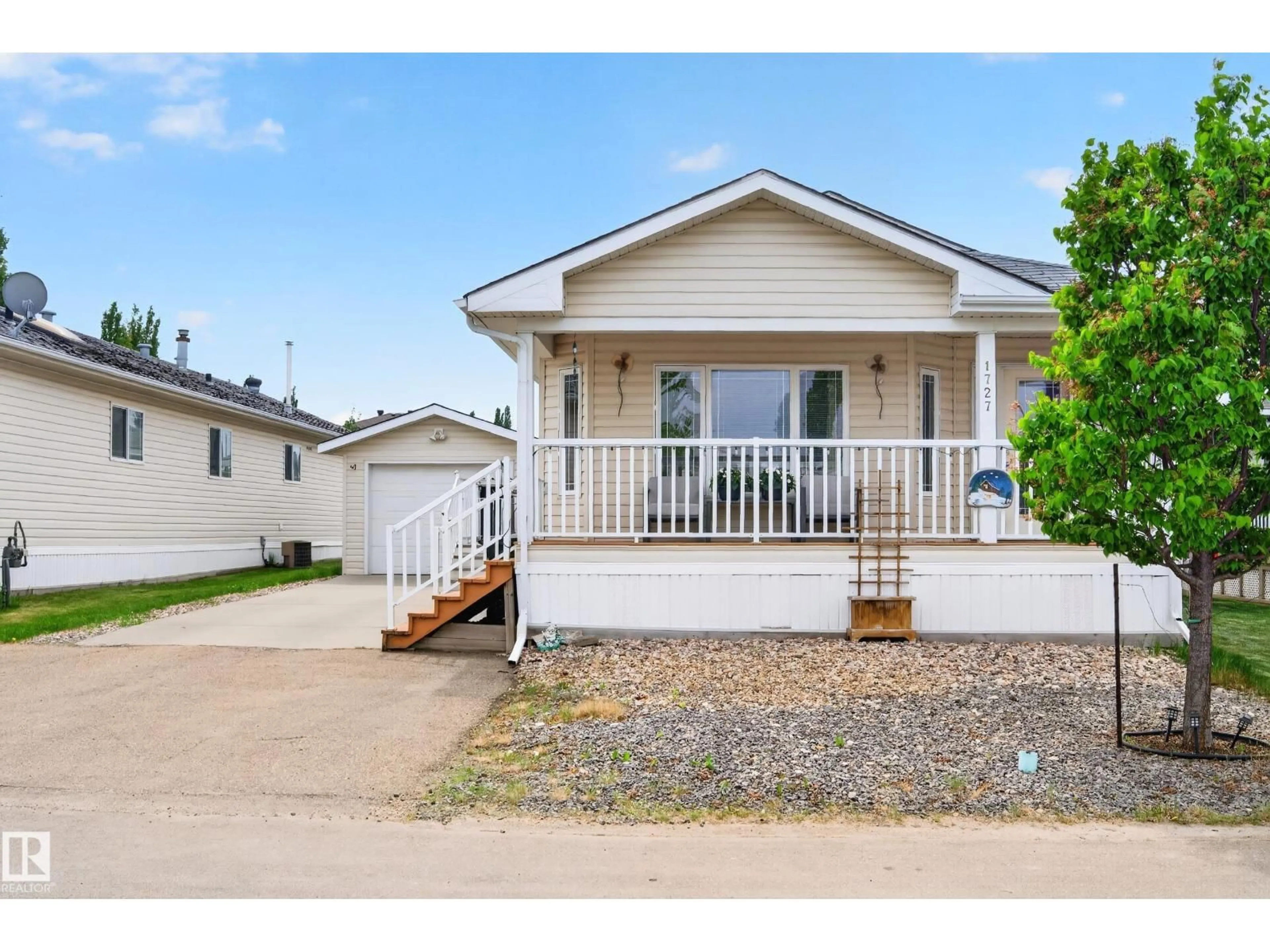 Home with vinyl exterior material, street for 1727 JUBILEE LO, Sherwood Park Alberta T8H2N6
