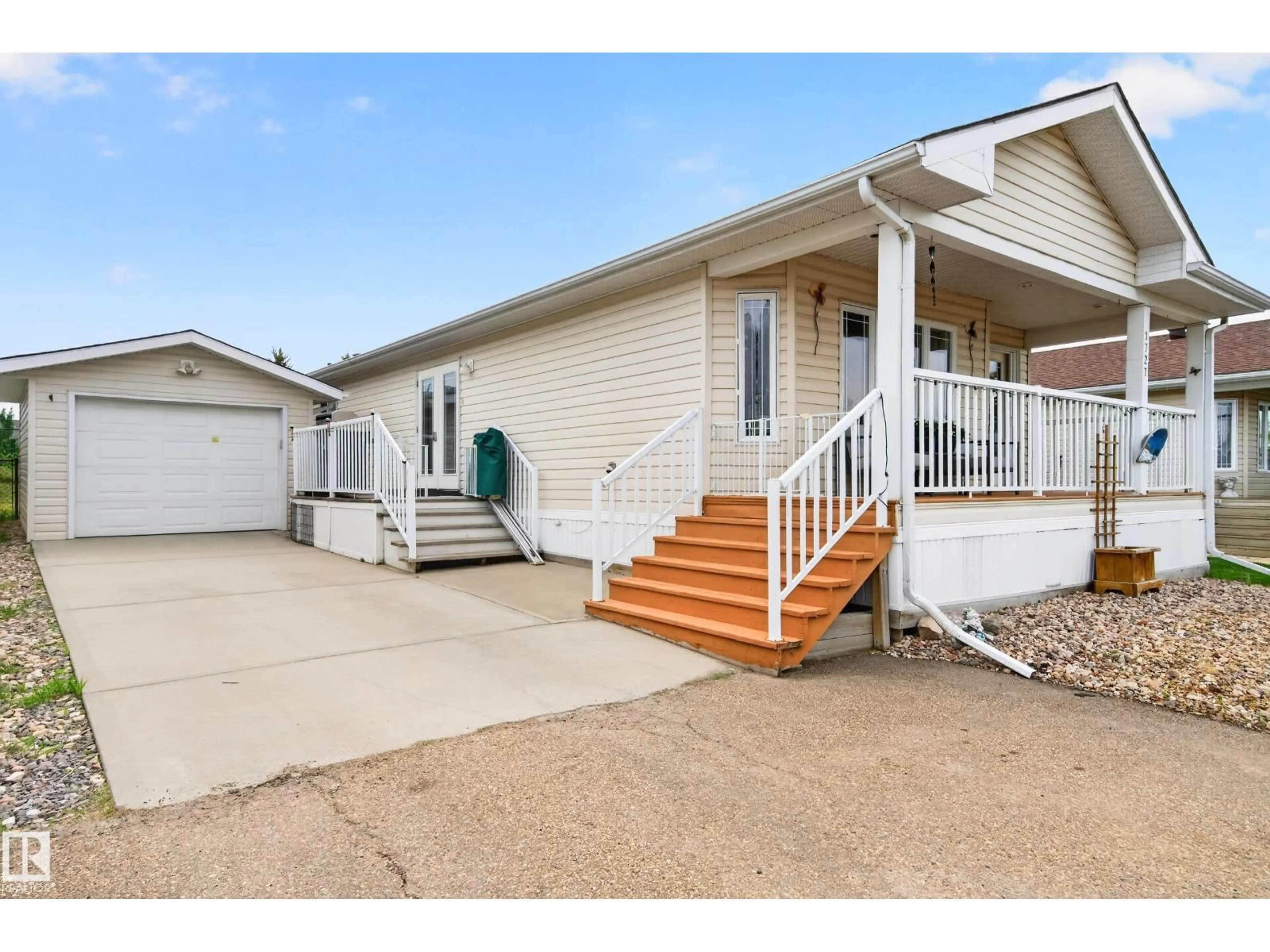 Home with vinyl exterior material, street for 1727 JUBILEE LO, Sherwood Park Alberta T8H2N6