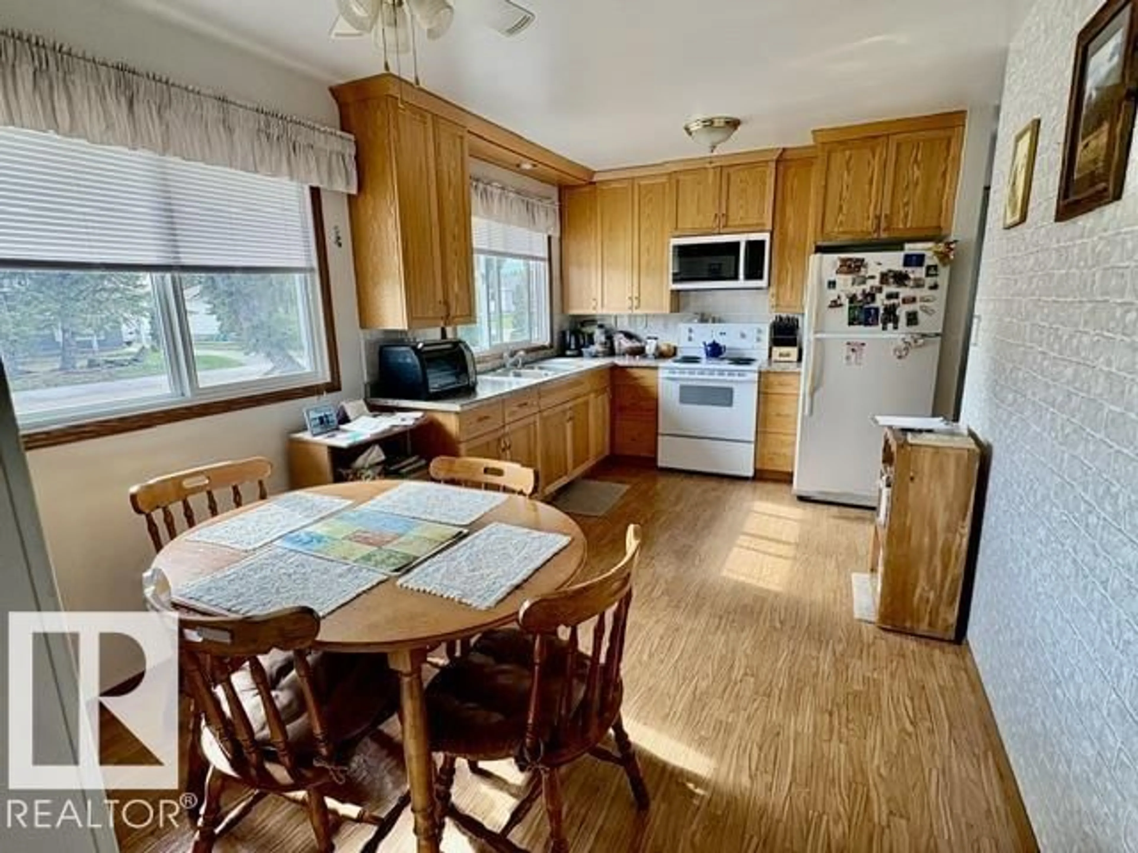 Standard kitchen, unknown for 5454 46 ST, Vegreville Alberta T9C1E5