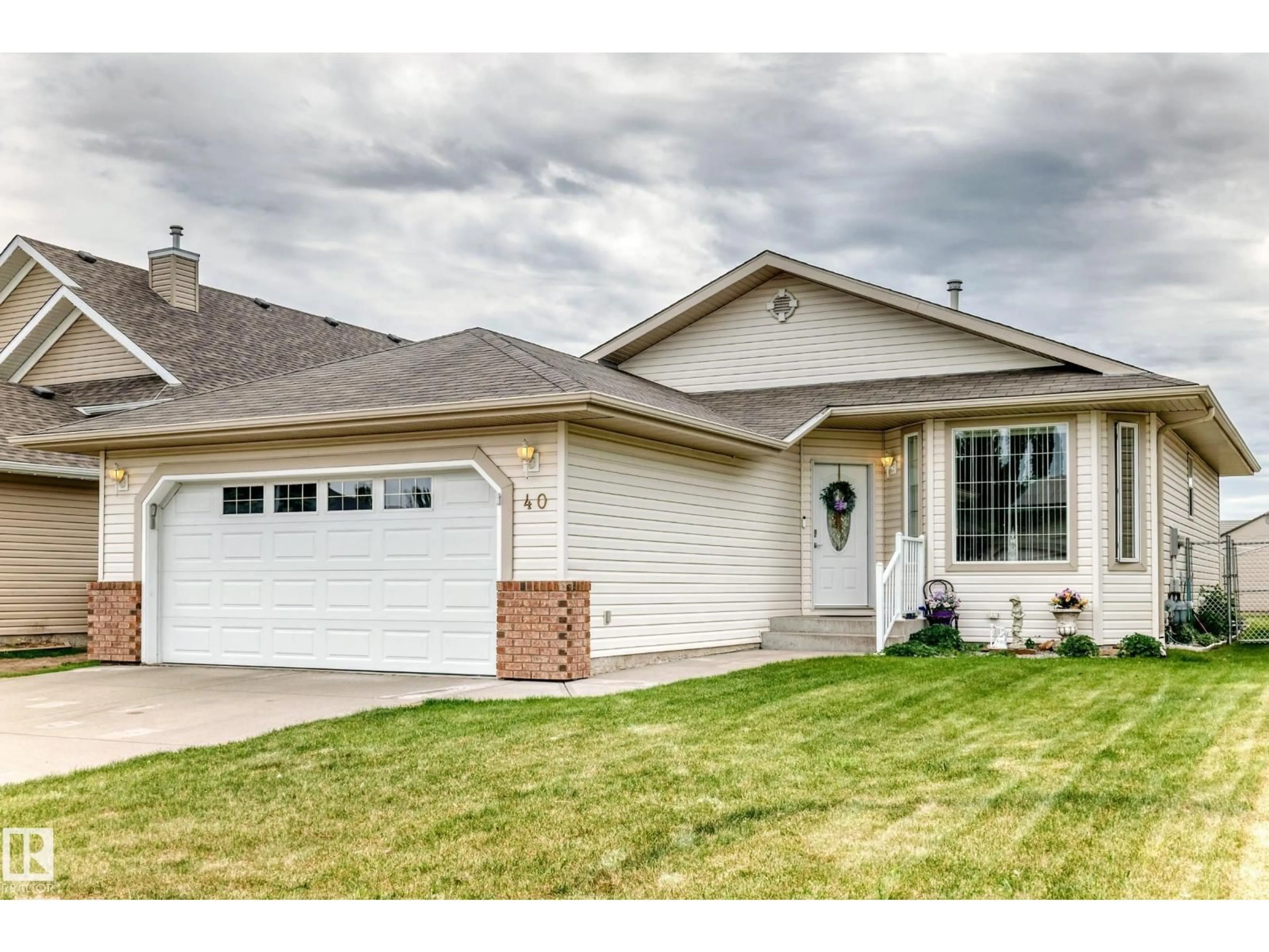 Home with vinyl exterior material, street for 40 HERITAGE CR, Stony Plain Alberta T7Z2G1