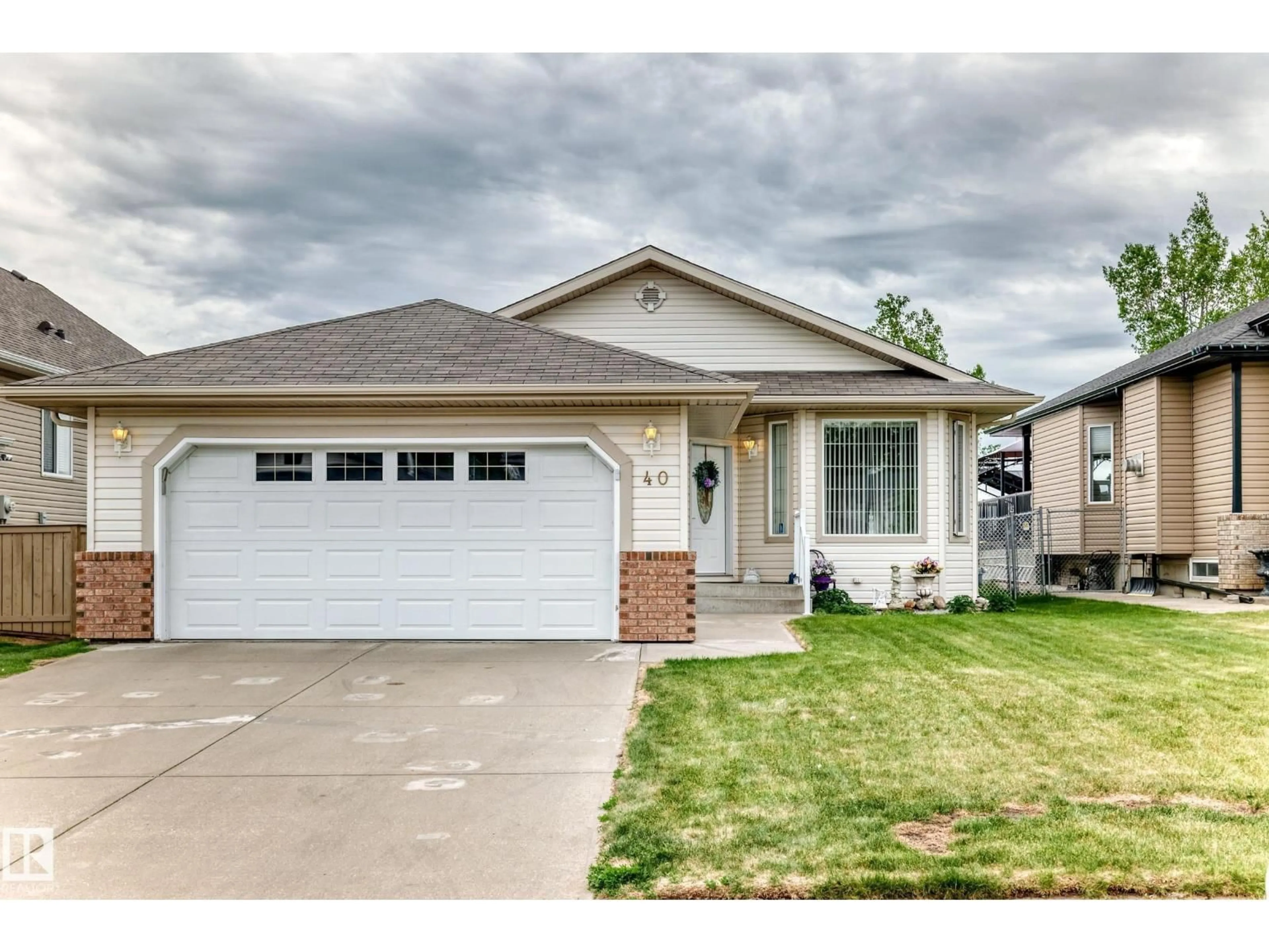 Home with vinyl exterior material, street for 40 HERITAGE CR, Stony Plain Alberta T7Z2G1