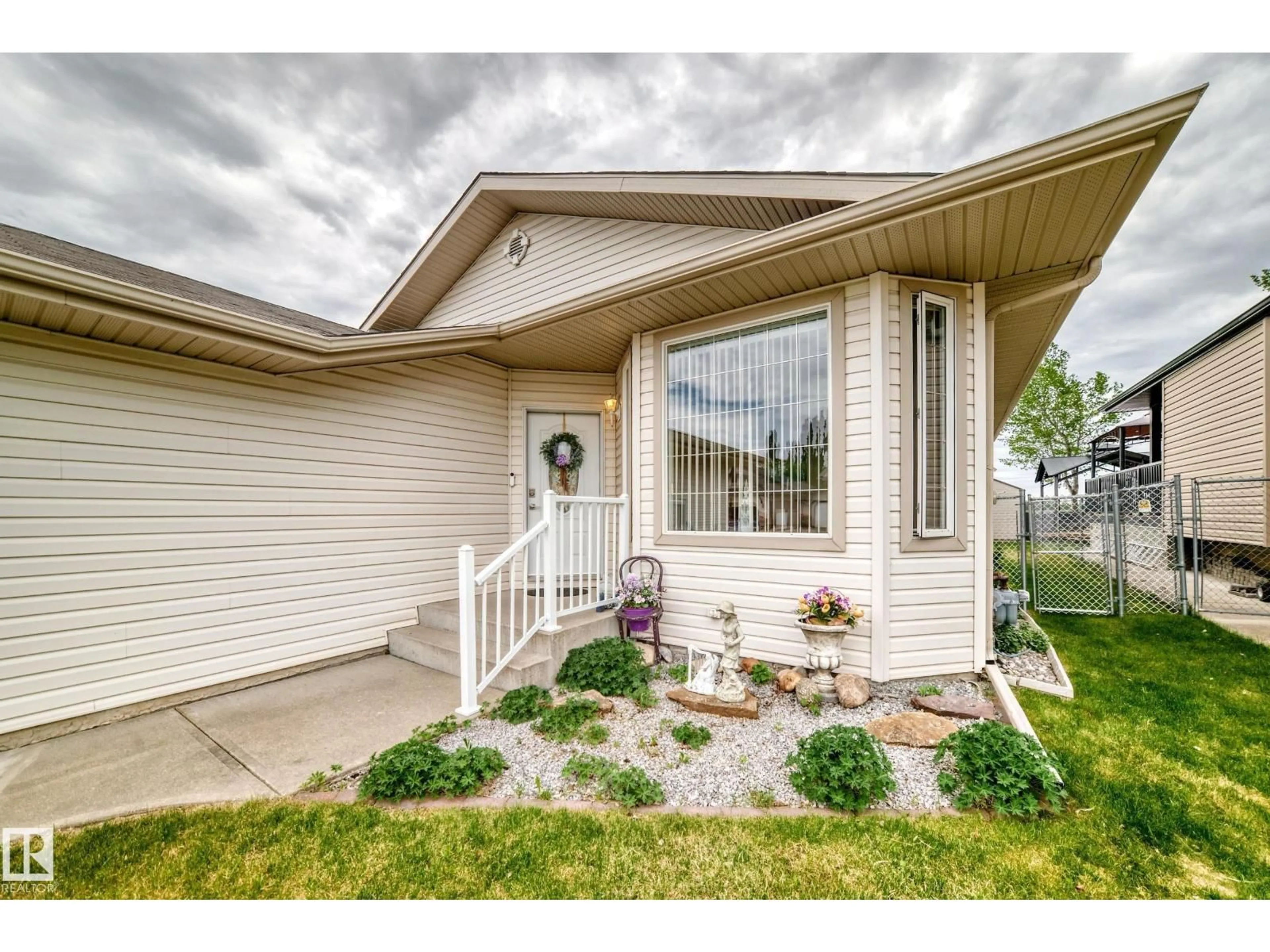 Home with vinyl exterior material, unknown for 40 HERITAGE CR, Stony Plain Alberta T7Z2G1