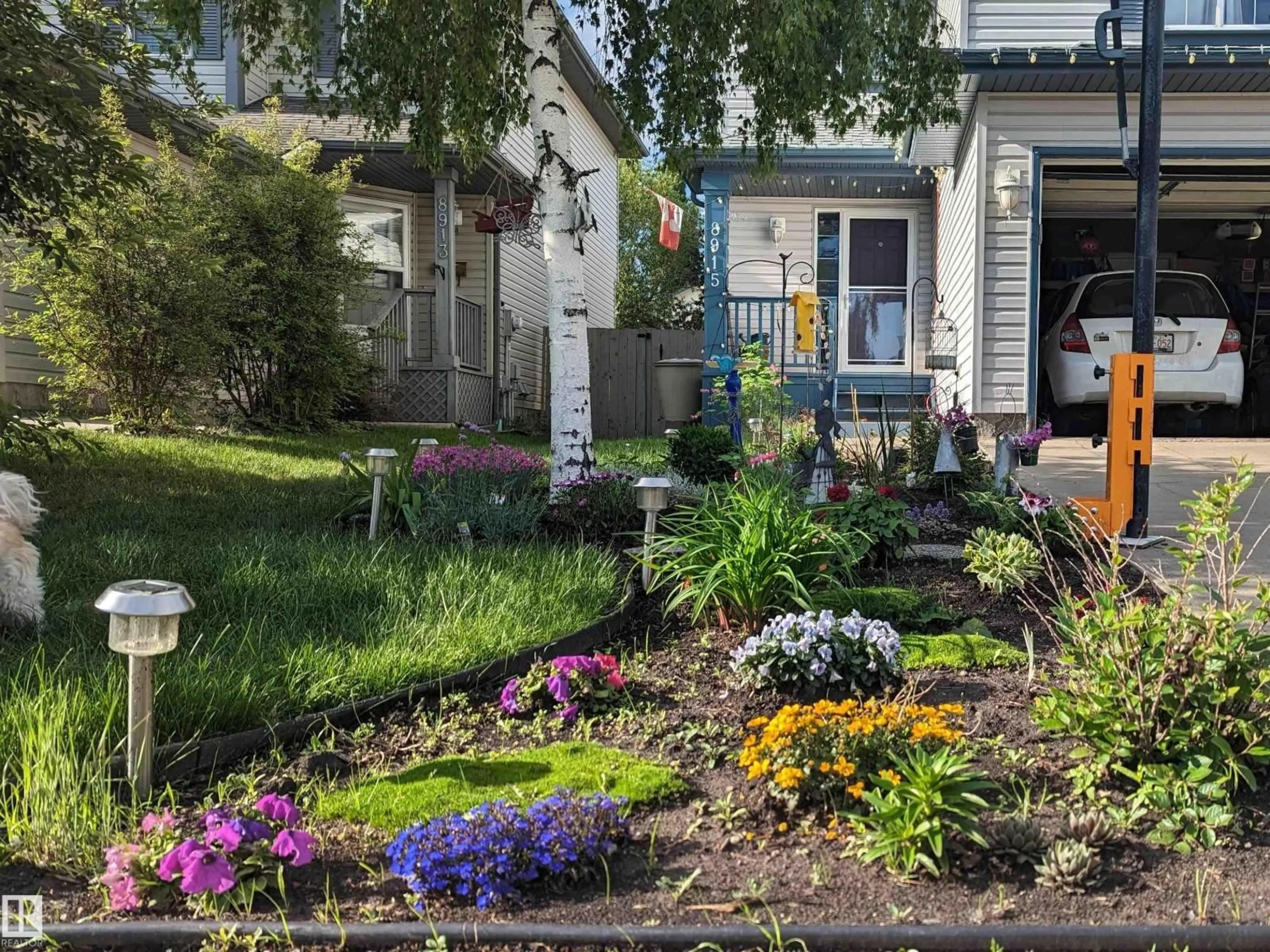 Patio, street for SW - 8915 7 AV, Edmonton Alberta T6X1B7