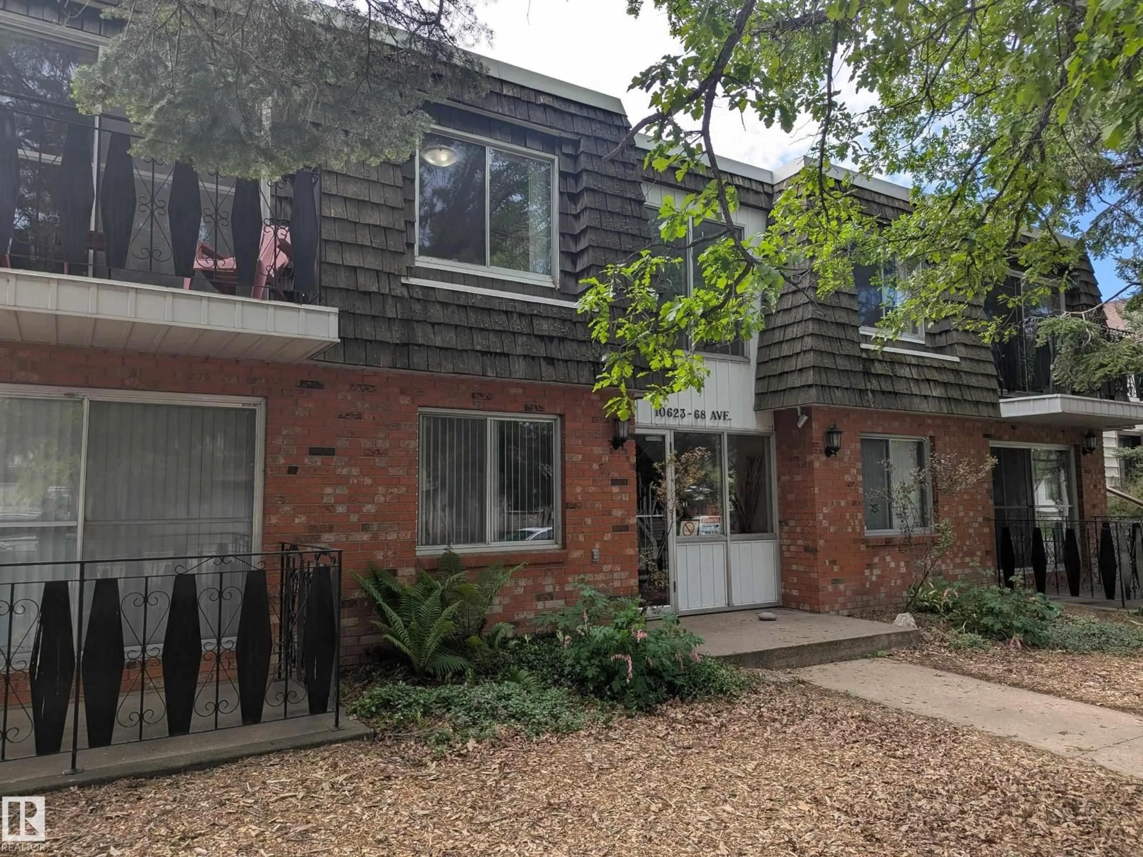 A pic from outside/outdoor area/front of a property/back of a property/a pic from drone, street for 10623 68 AV, Edmonton Alberta T6H2B3