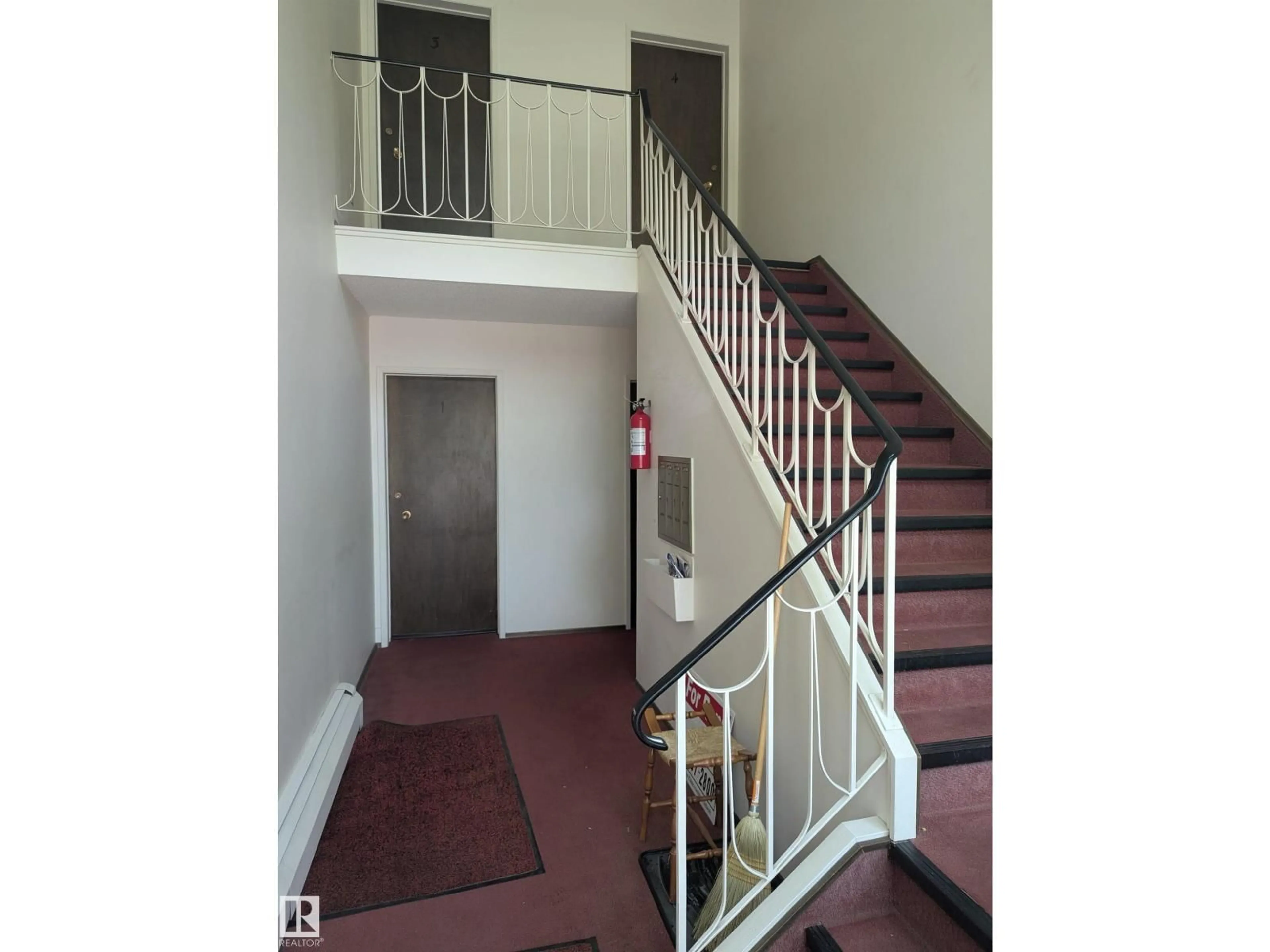 Indoor foyer for 10623 68 AV, Edmonton Alberta T6H2B3
