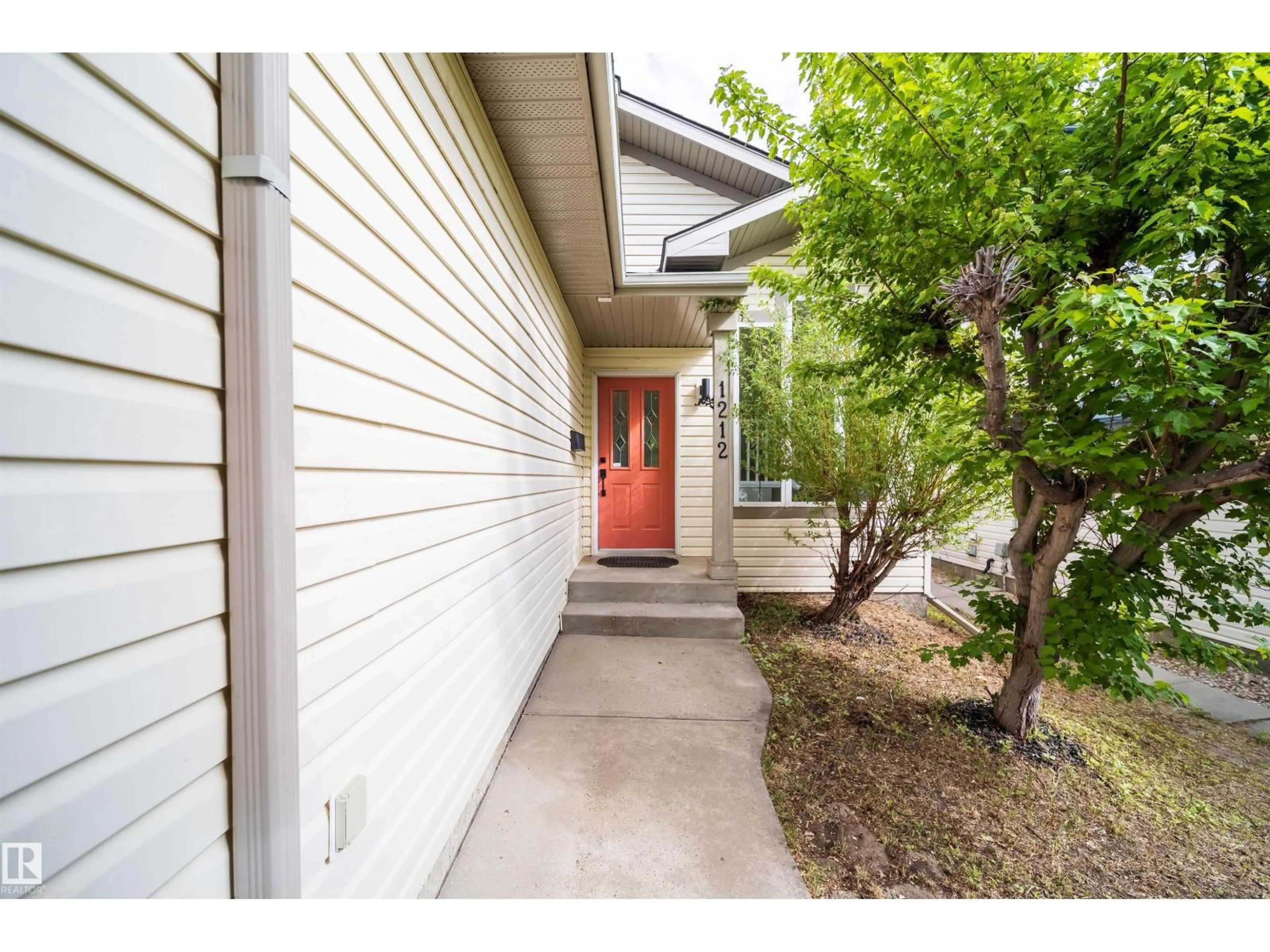 Indoor entryway for 1212 ORMSBY LN, Edmonton Alberta T5T6R2