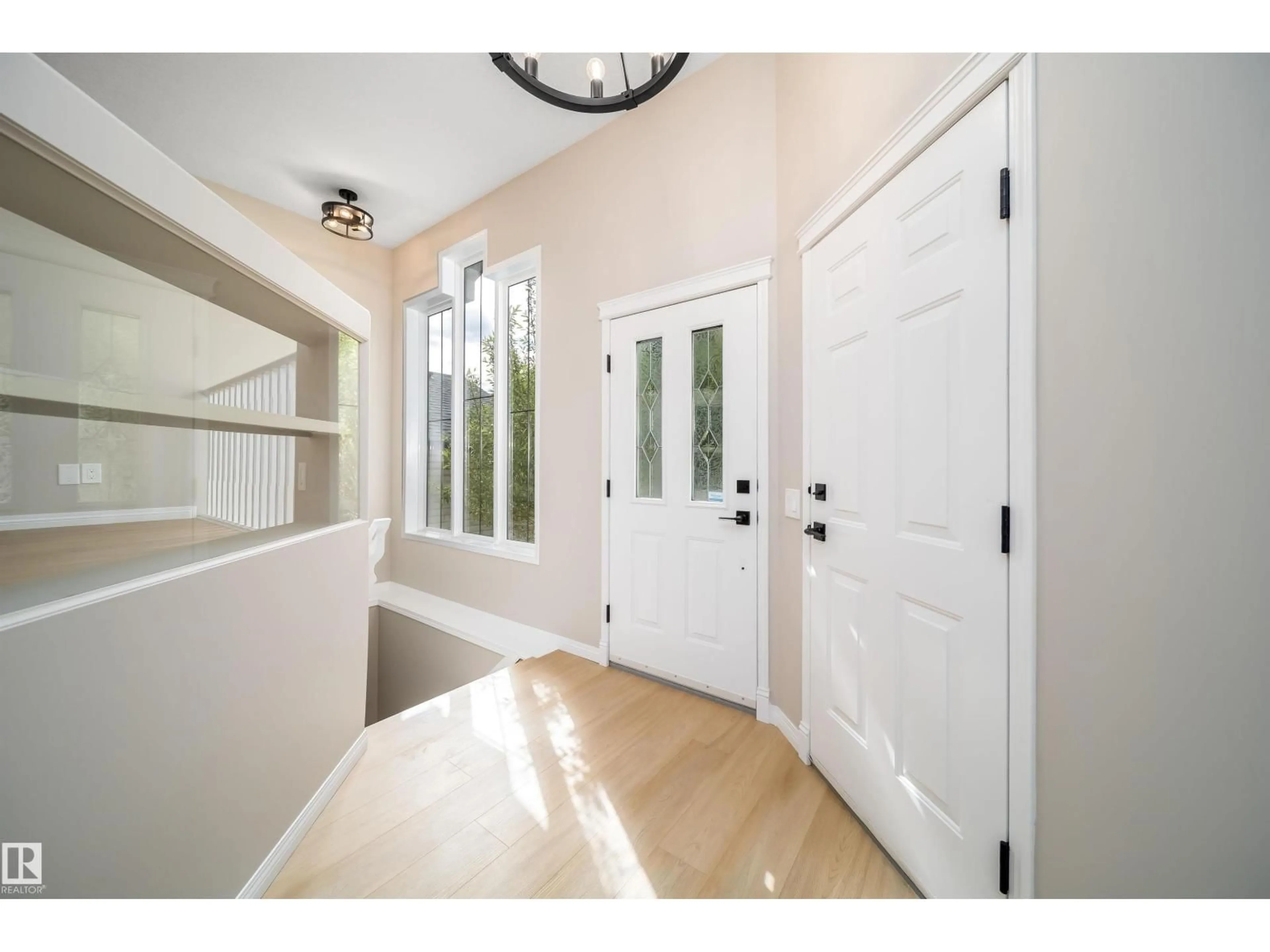 Indoor entryway for 1212 ORMSBY LN, Edmonton Alberta T5T6R2