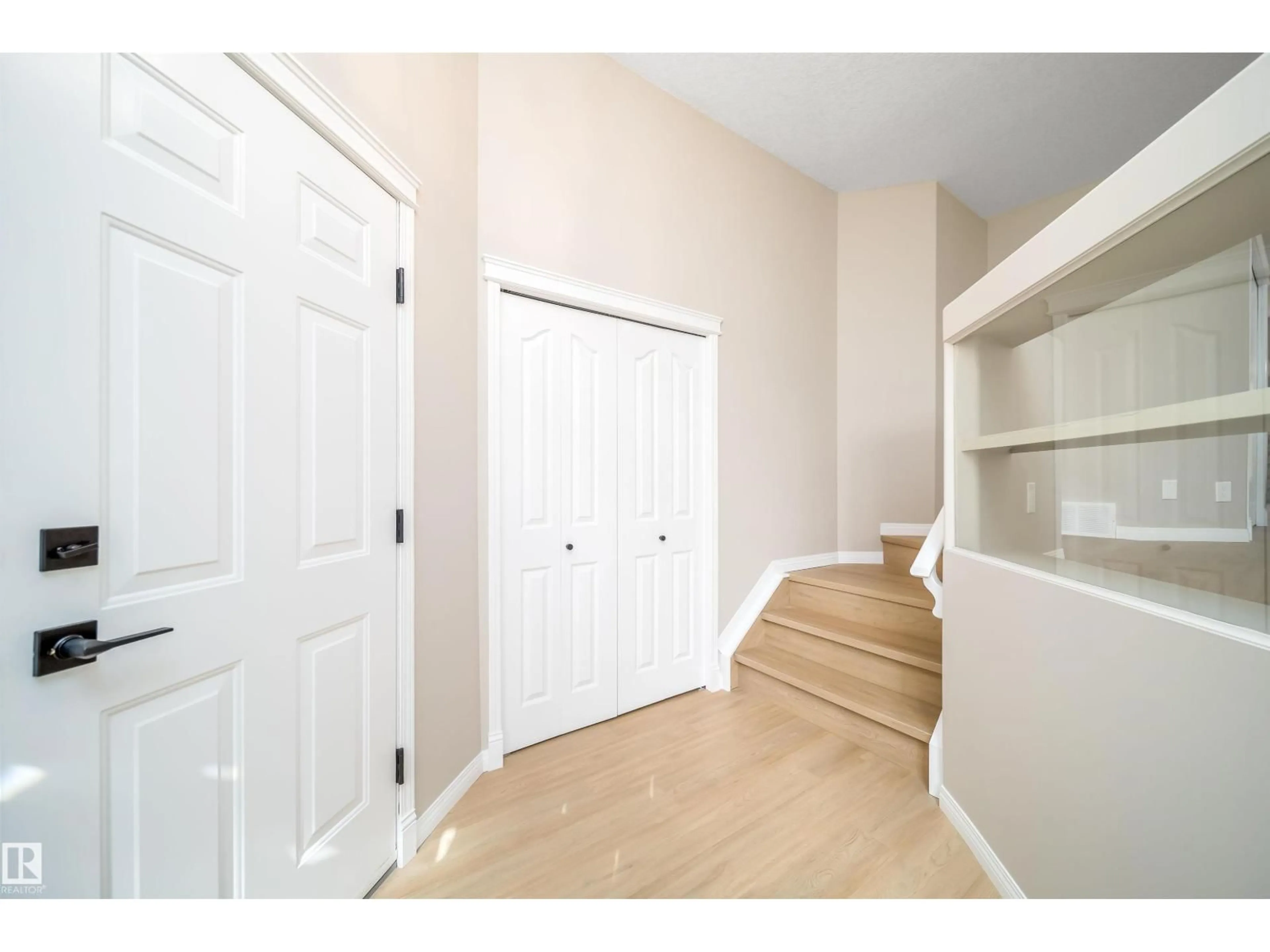 Indoor entryway for 1212 ORMSBY LN, Edmonton Alberta T5T6R2