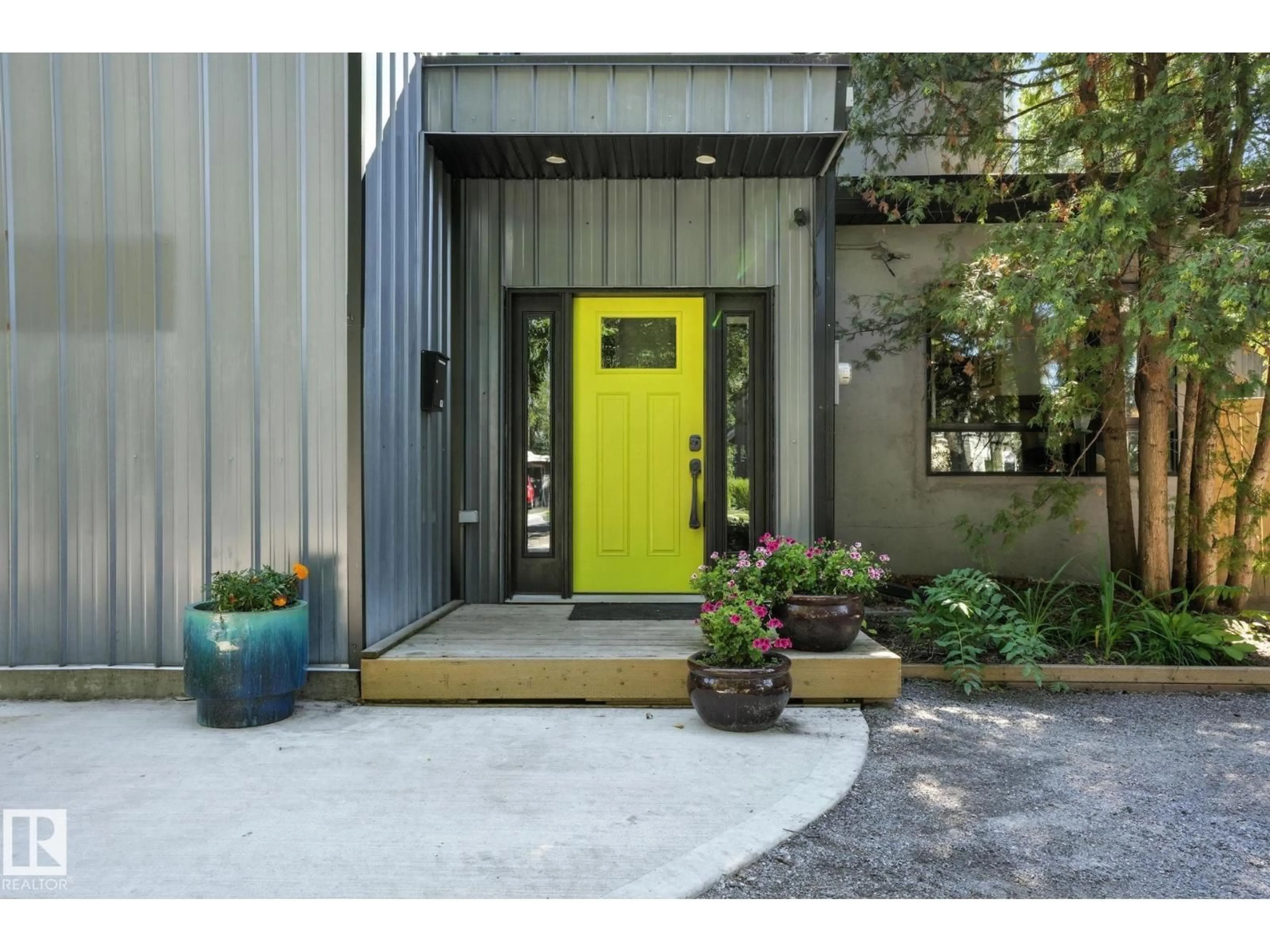 Indoor entryway for 5406 110 ST, Edmonton Alberta T6H3E1
