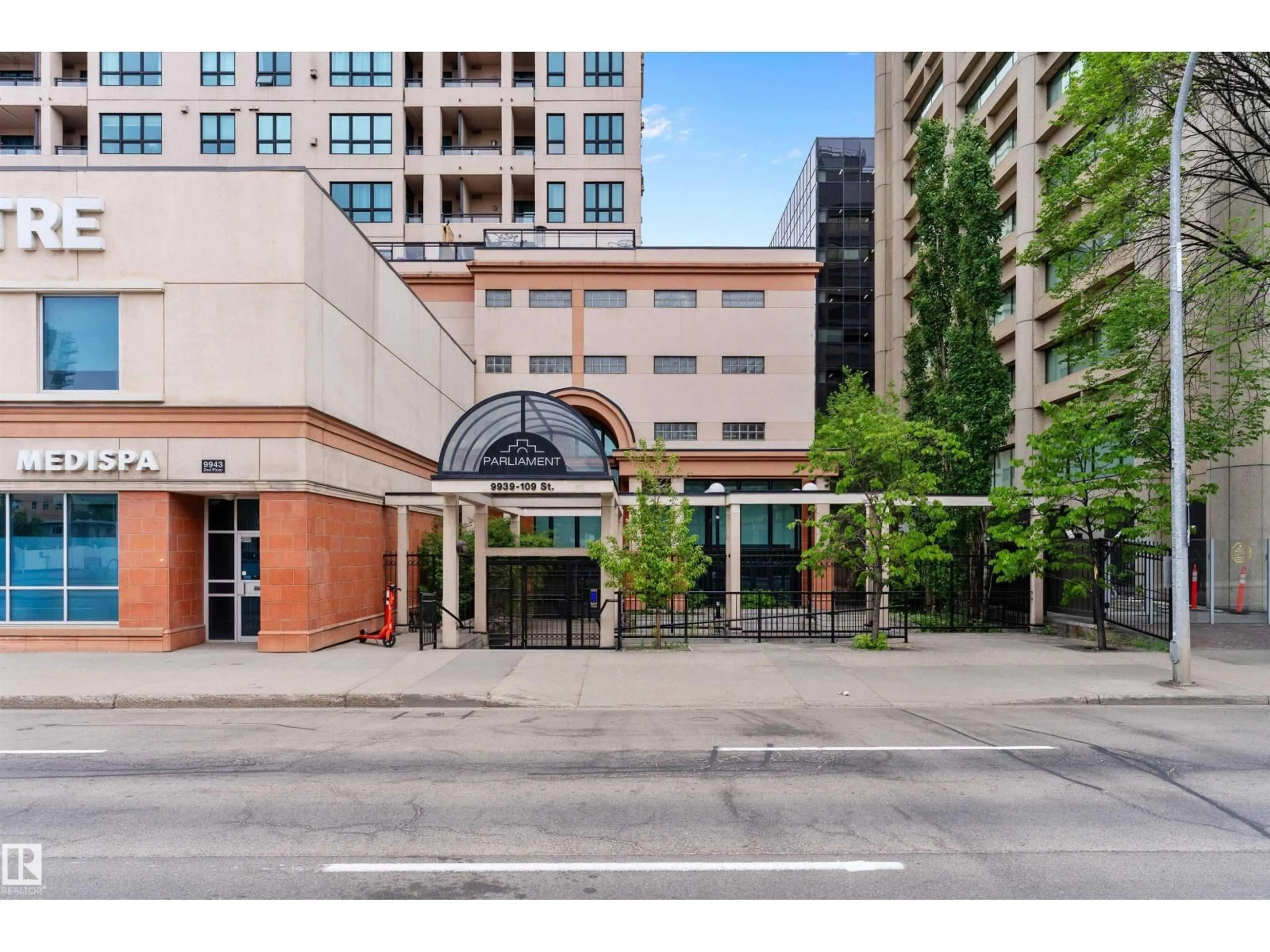 Indoor foyer for 902 - 9939 109 ST, Edmonton Alberta T5K1H6