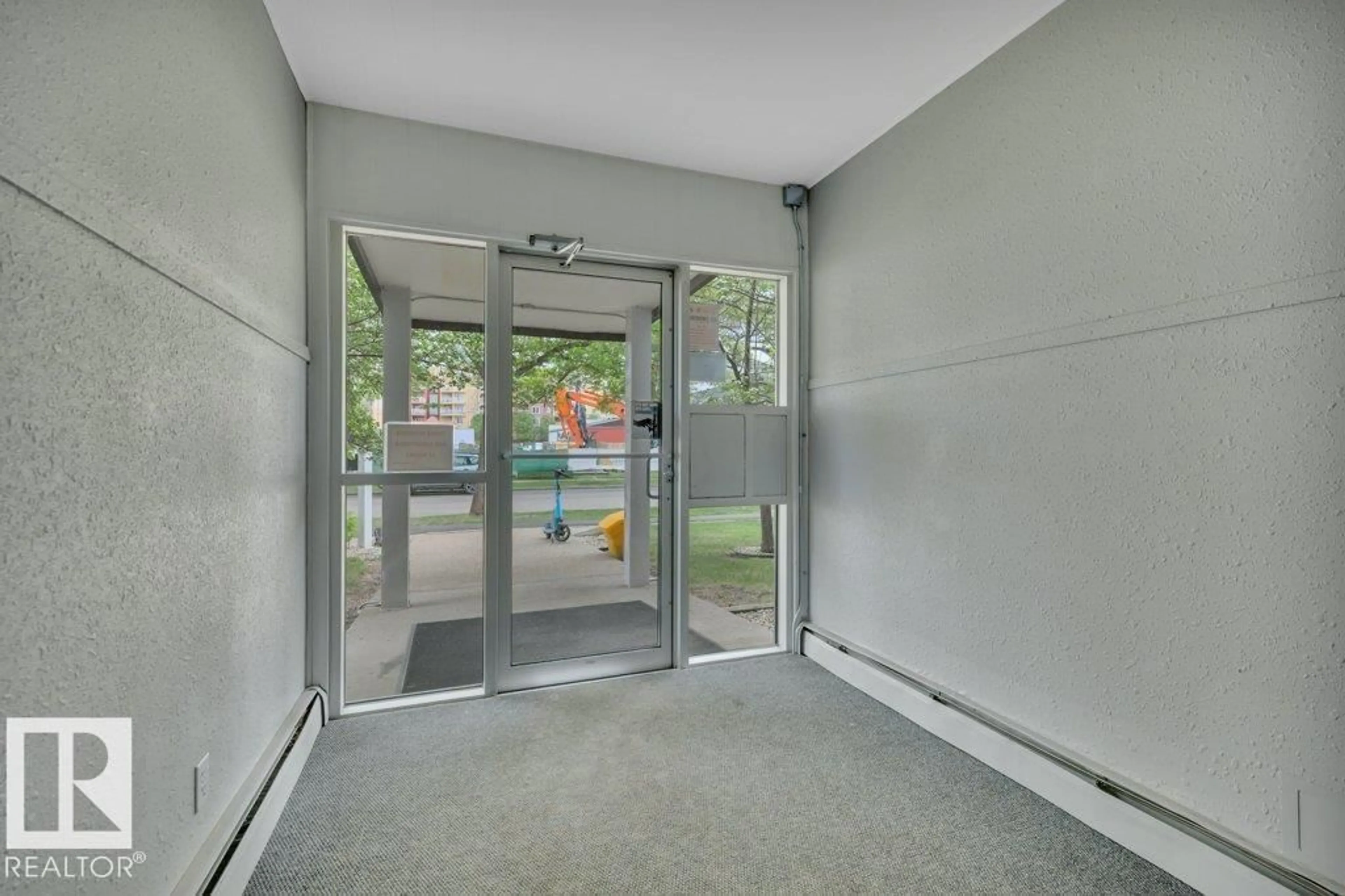 Indoor foyer for 304 - 10320 113 ST NW, Edmonton Alberta T5K1P6
