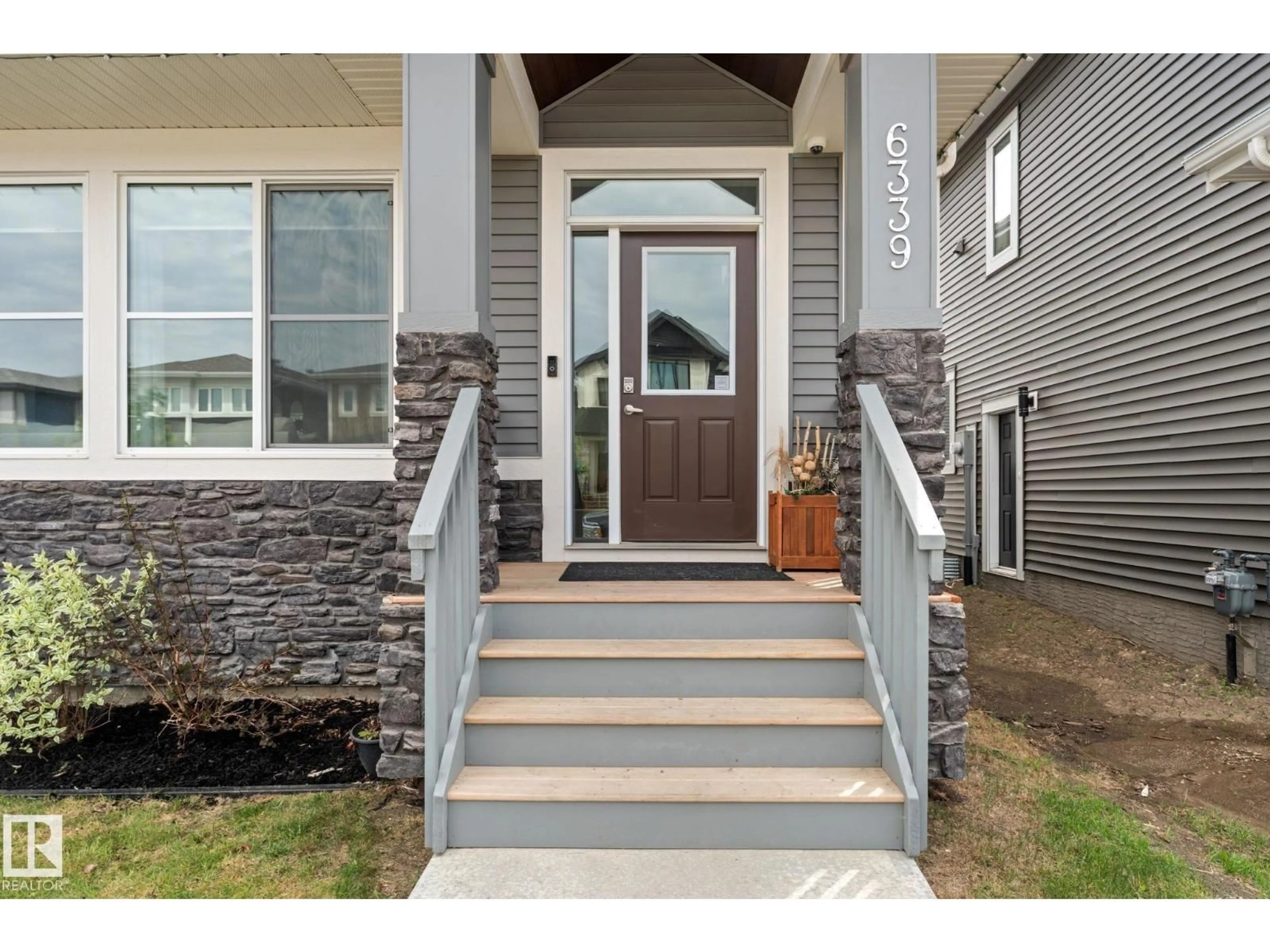 Indoor entryway for 6339 GREENAWAY AV, Edmonton Alberta T5E6Y6