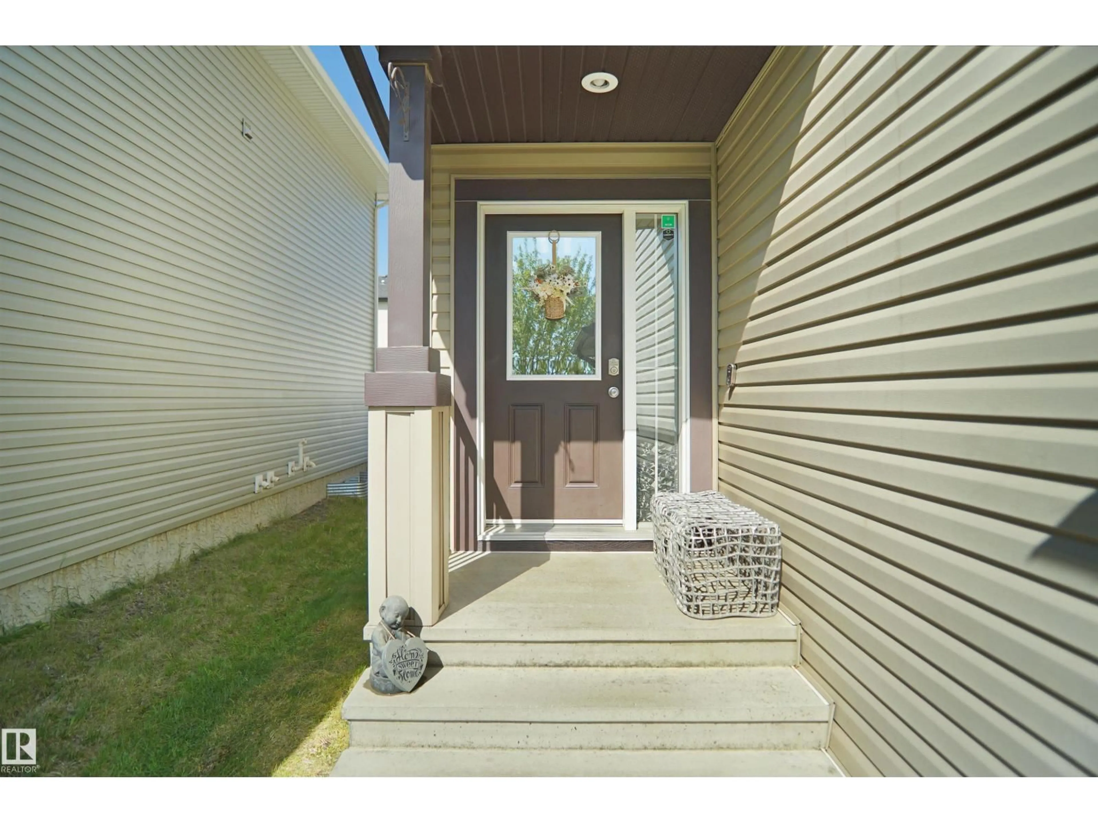 Indoor entryway for 16804 53 ST, Edmonton Alberta T5Y0R6