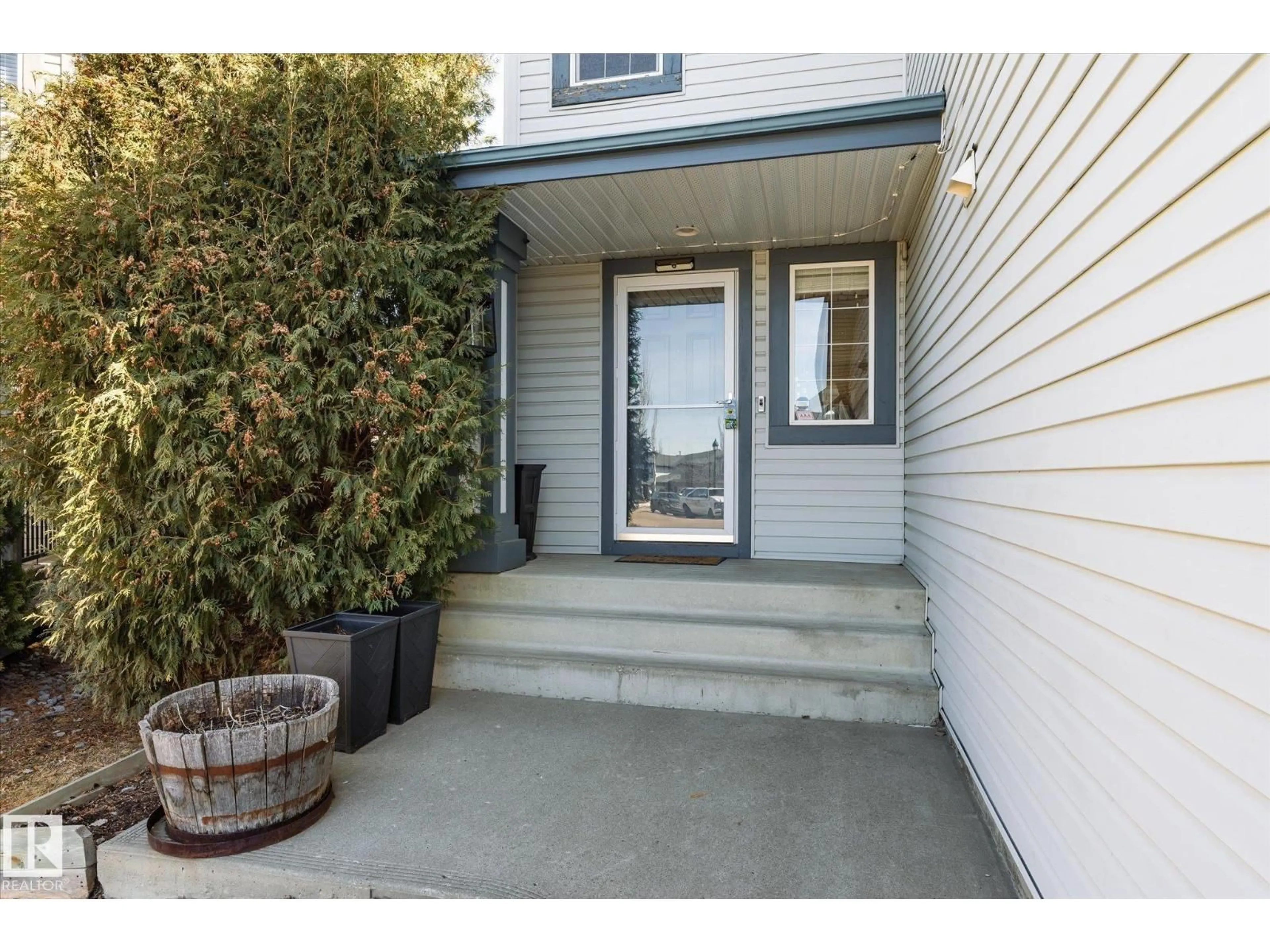 Indoor entryway for 442 HUNTERS GR, Edmonton Alberta T6R3C1