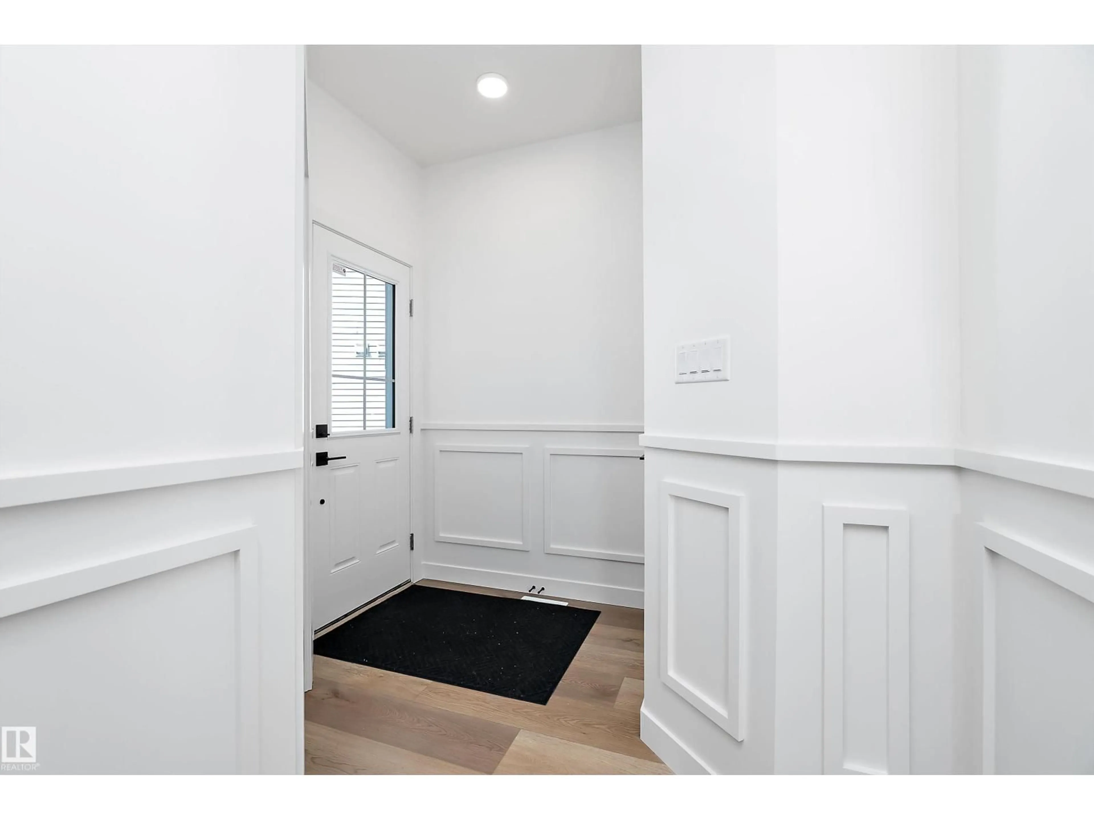 Indoor entryway for 1132 GOLDFINCH CR, Edmonton Alberta T5S0R1