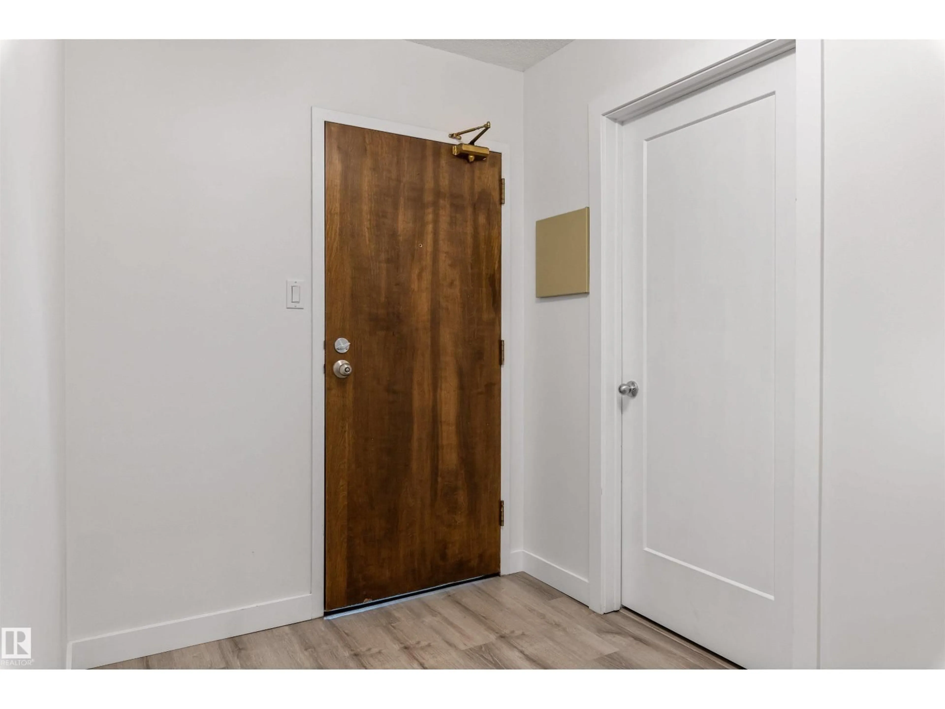 Indoor entryway for #206 - 11011 86 AV, Edmonton Alberta T6G0X1