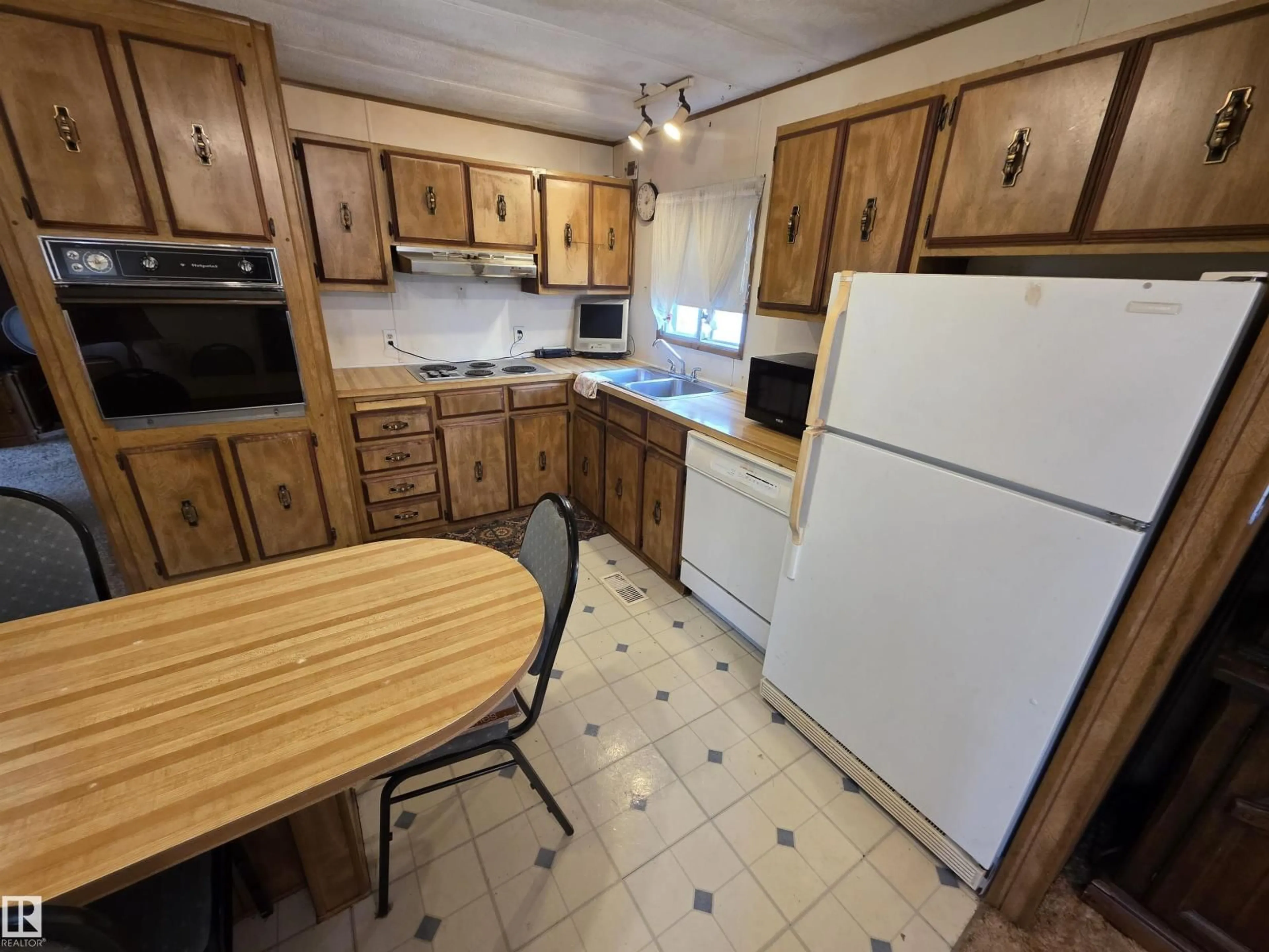 Standard kitchen, unknown for 53024A RR 84, Rural Yellowhead Alberta T0E2M0