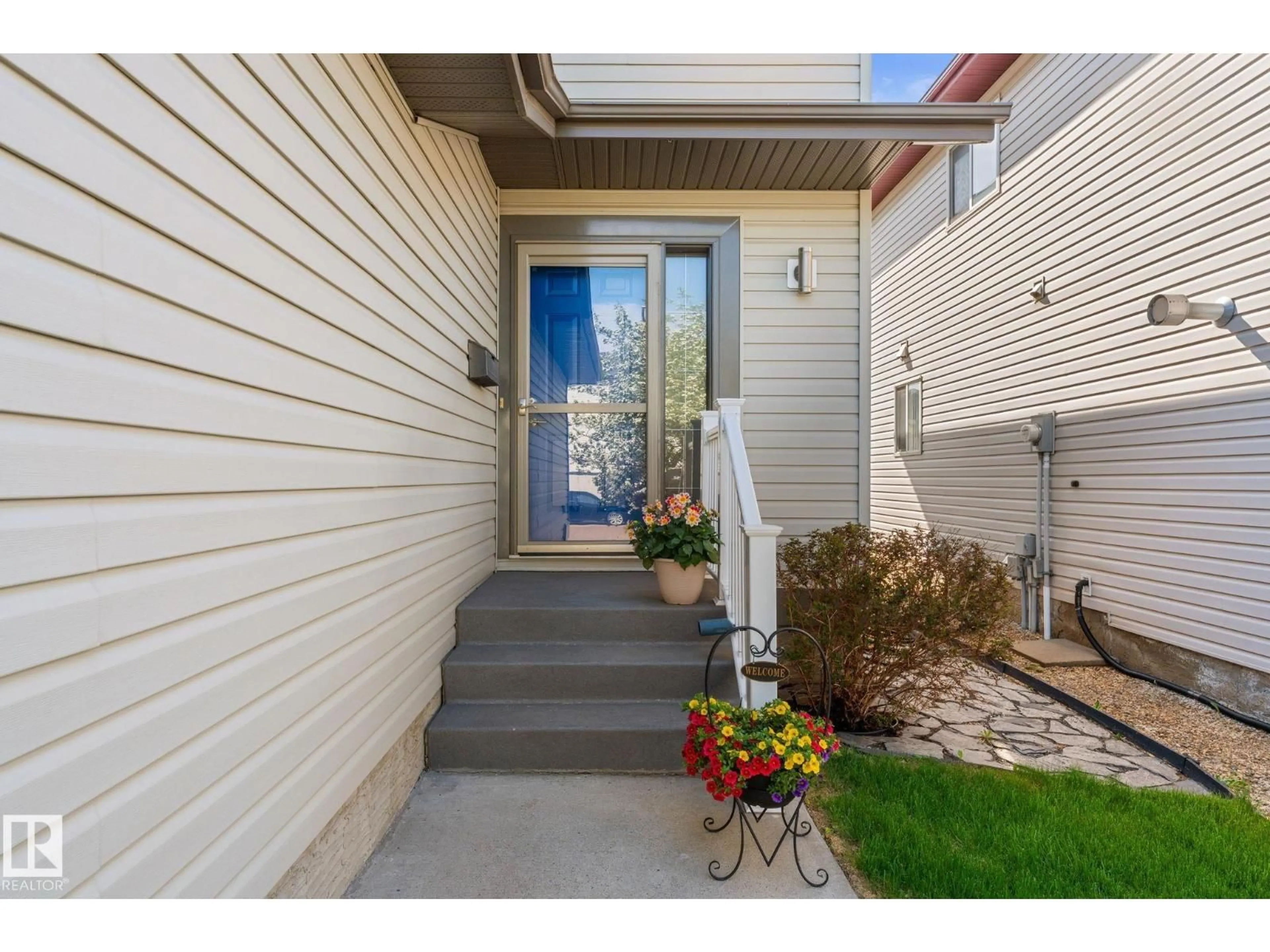 Indoor entryway for NW - 16128 130 ST, Edmonton Alberta T6V1V8