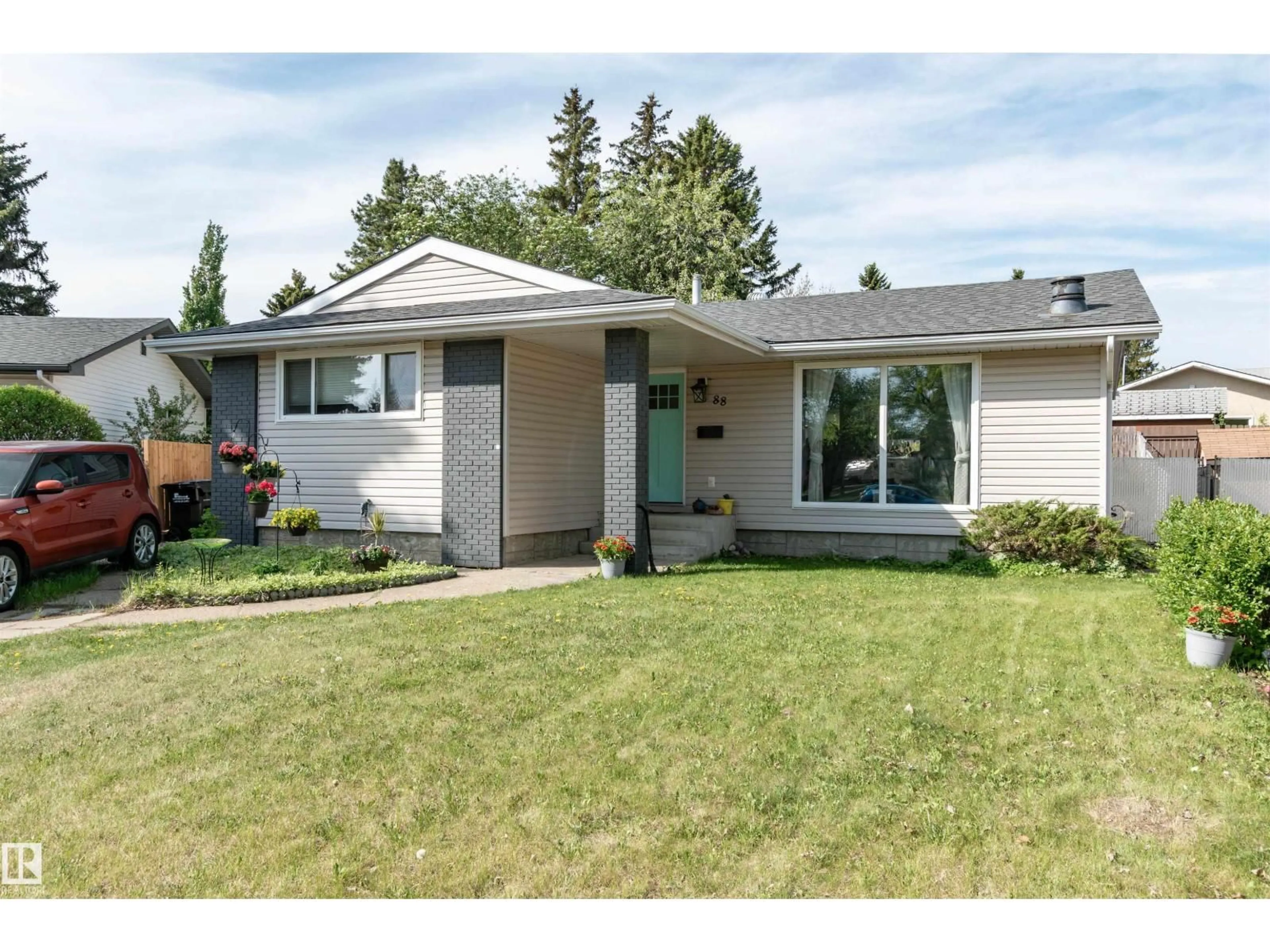 Home with vinyl exterior material, street for 88 CIRCLEWOOD DR, Sherwood Park Alberta T8A0K7