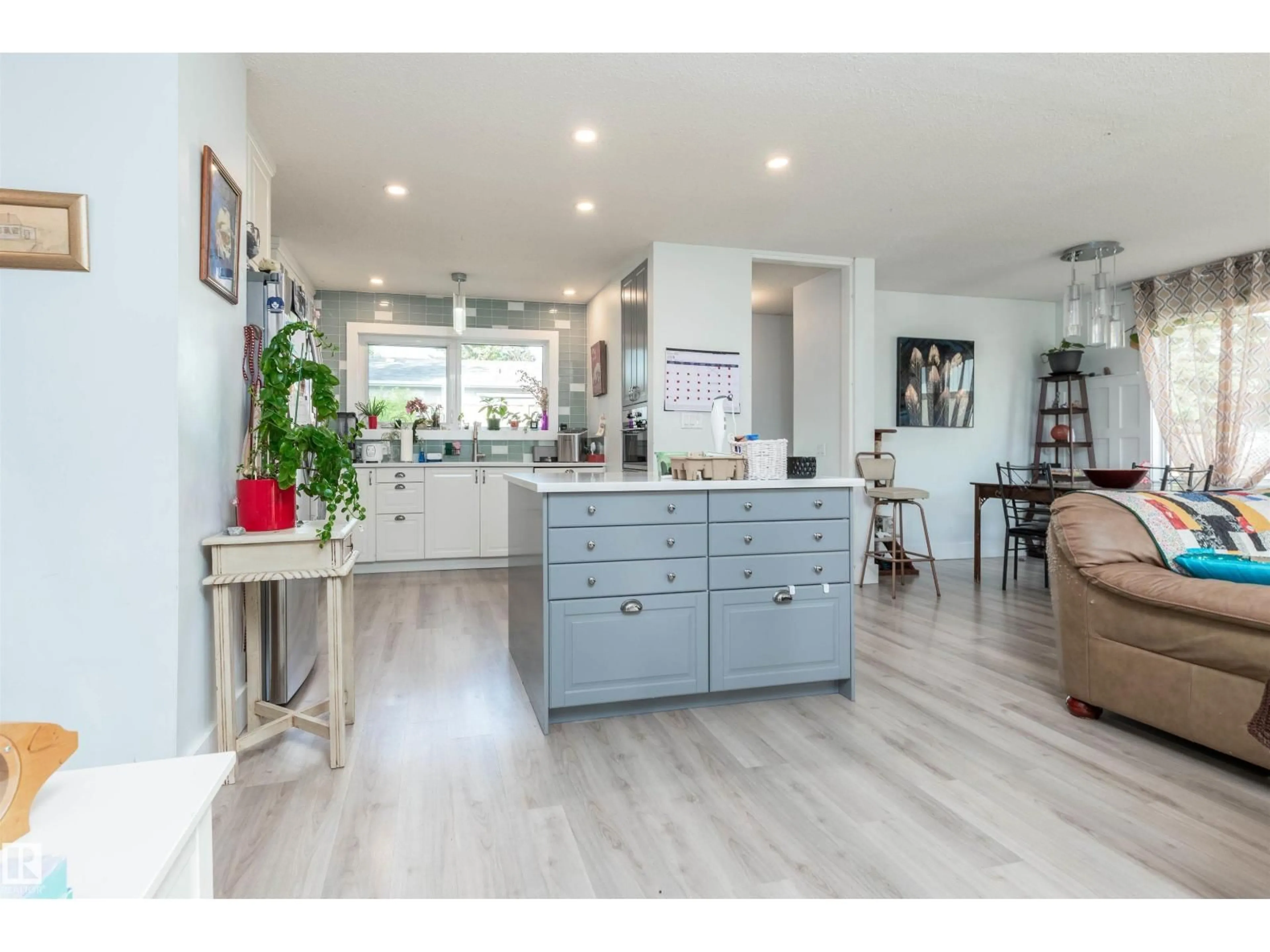 Open concept kitchen, unknown for 88 CIRCLEWOOD DR, Sherwood Park Alberta T8A0K7
