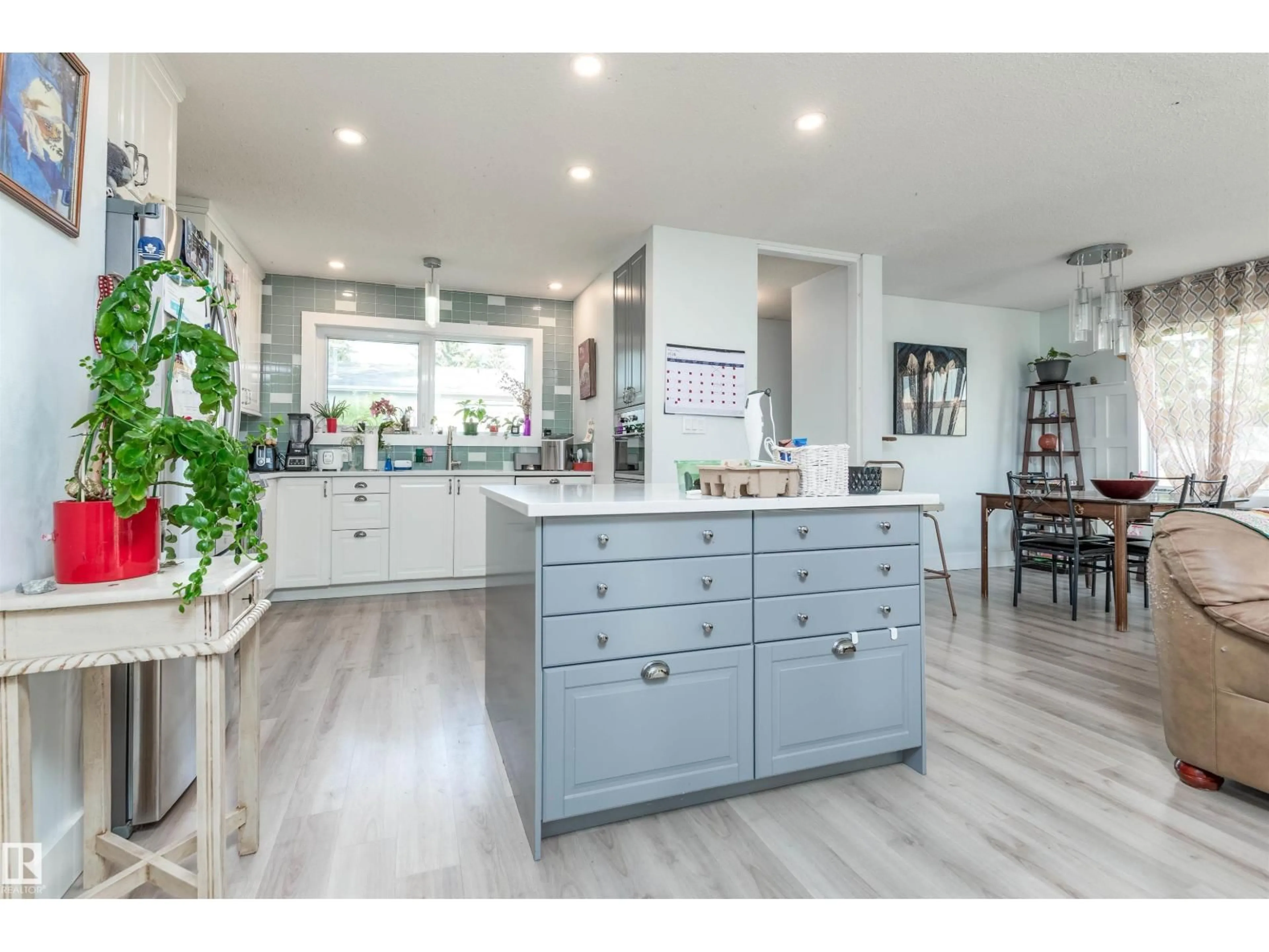 Open concept kitchen, unknown for 88 CIRCLEWOOD DR, Sherwood Park Alberta T8A0K7